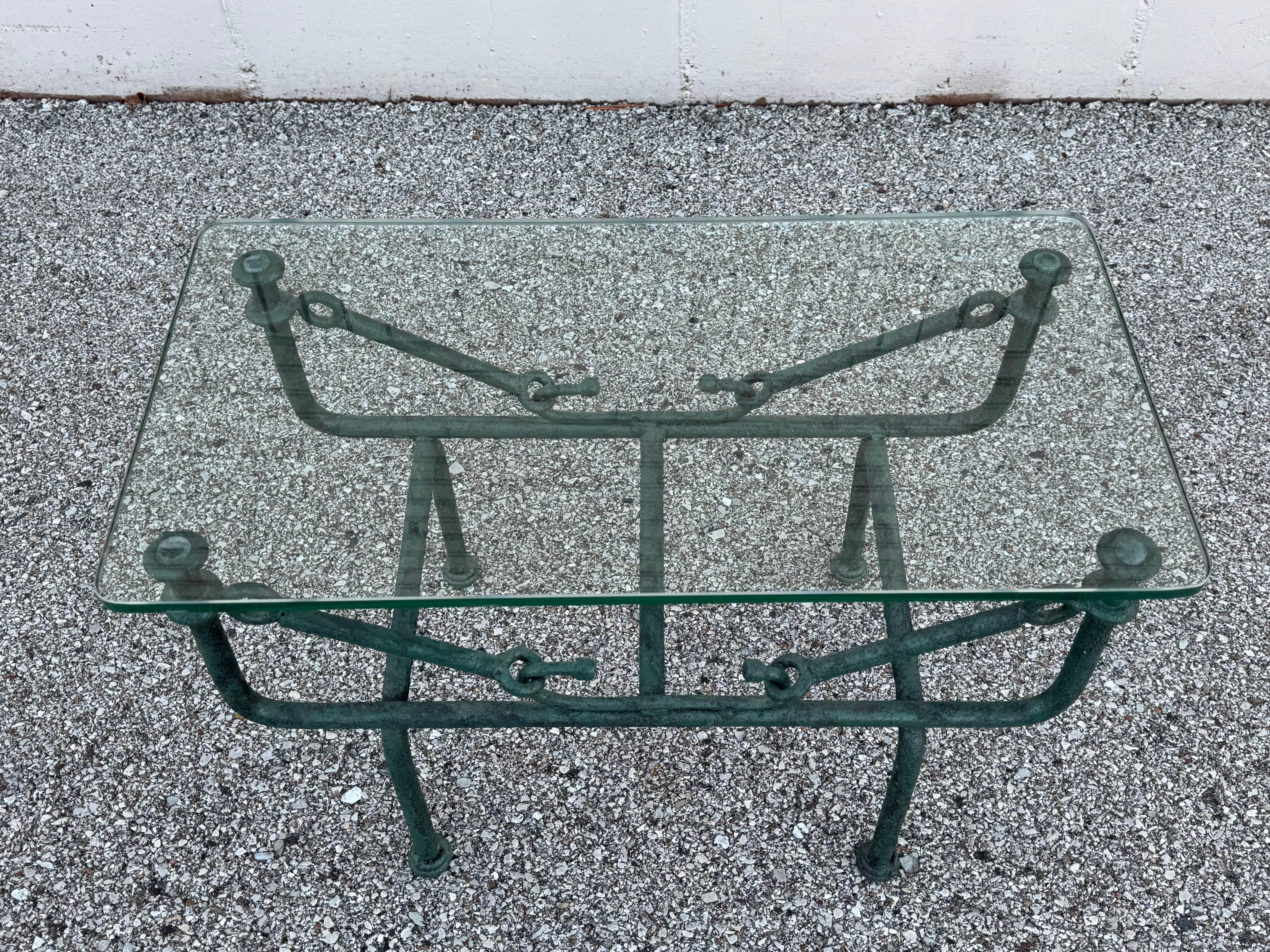 Table d'appoint en fer forgé et verre faussement patiné, style Giacometti, années 1970 en vente 3