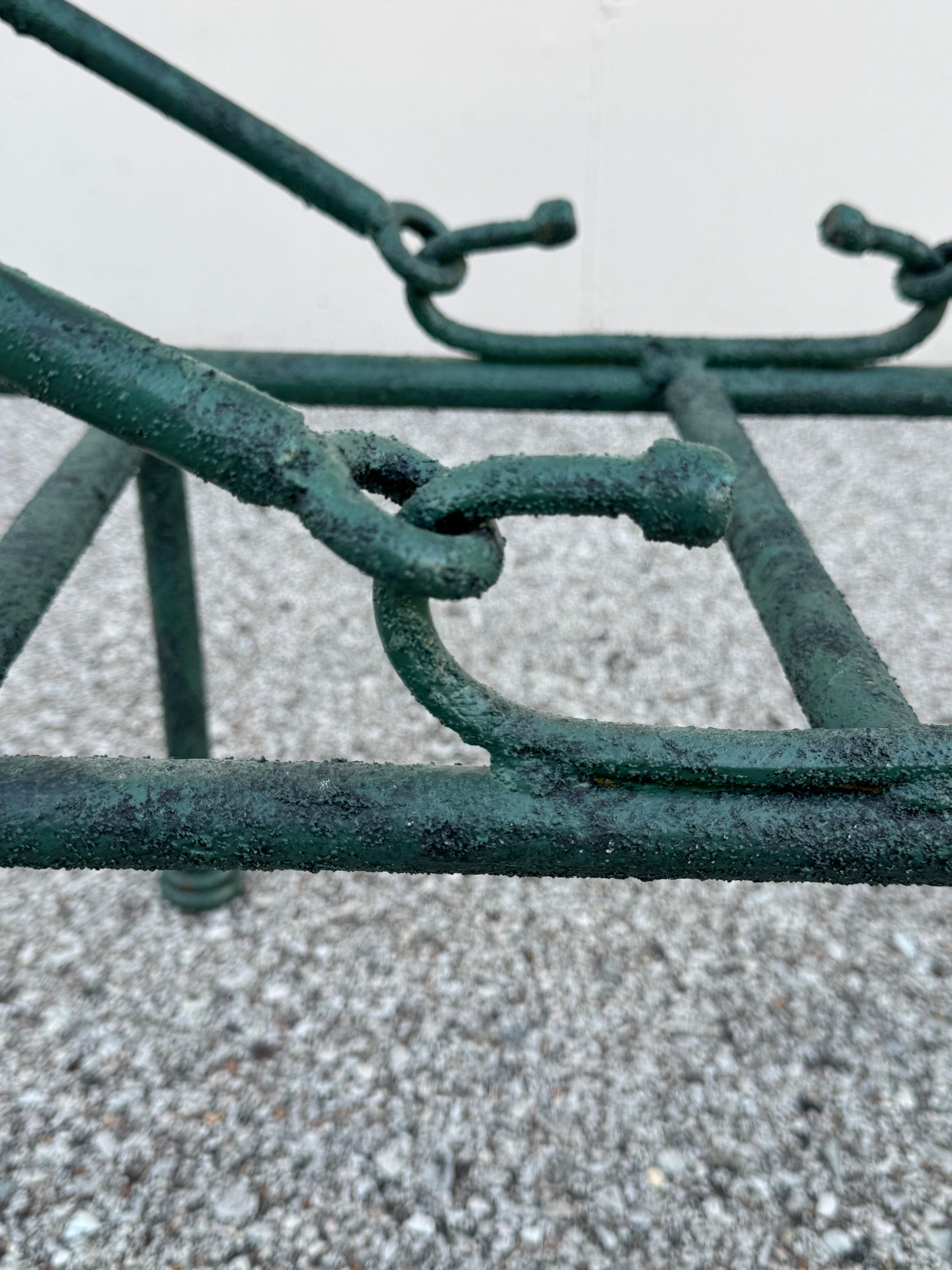 Table d'appoint en fer forgé et verre faussement patiné, style Giacometti, années 1970 en vente 4