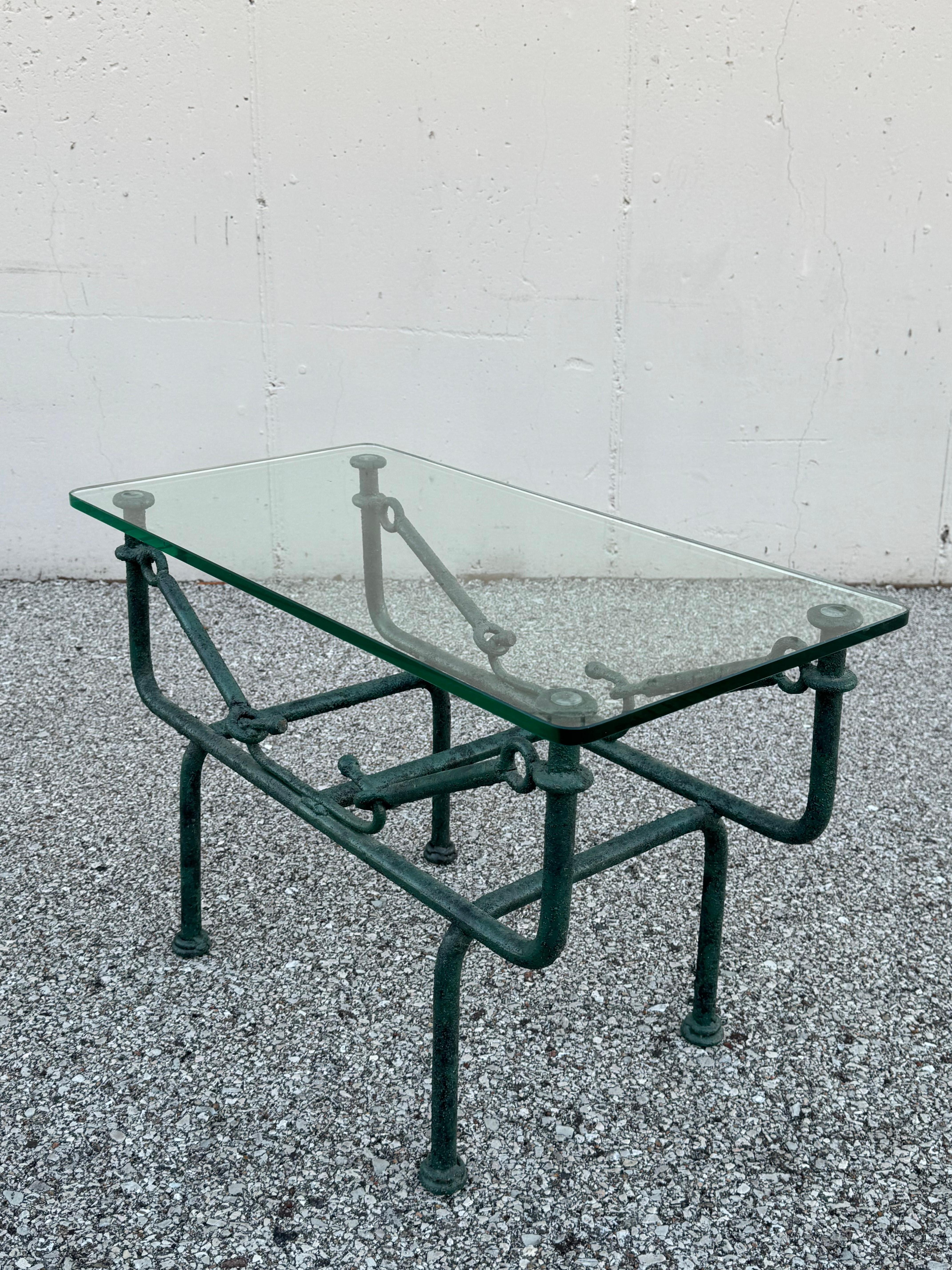 Table d'appoint en fer forgé et verre faussement patiné, style Giacometti, années 1970 en vente 5