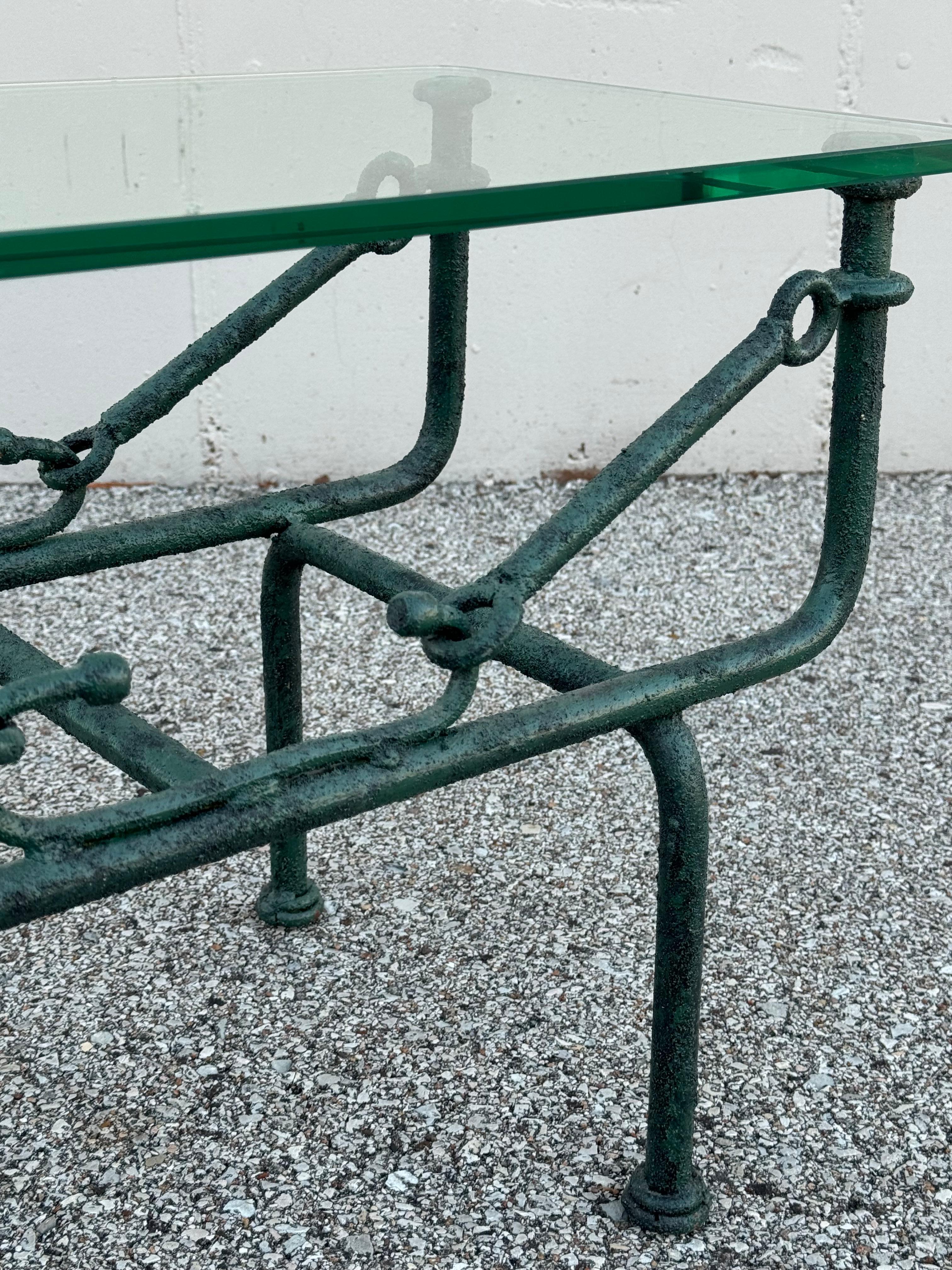 Table d'appoint en fer forgé et verre faussement patiné, style Giacometti, années 1970 en vente 7