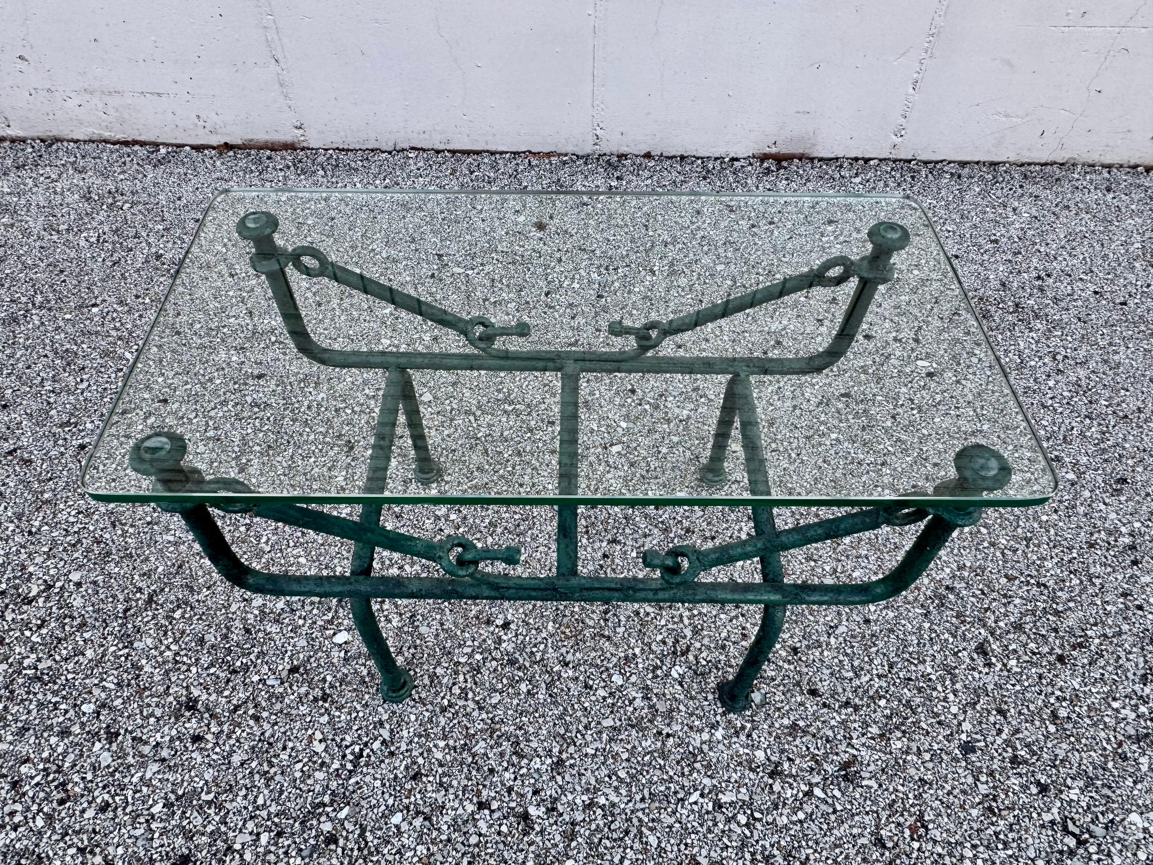 Table d'appoint en fer forgé et verre faussement patiné, style Giacometti, années 1970 en vente 11