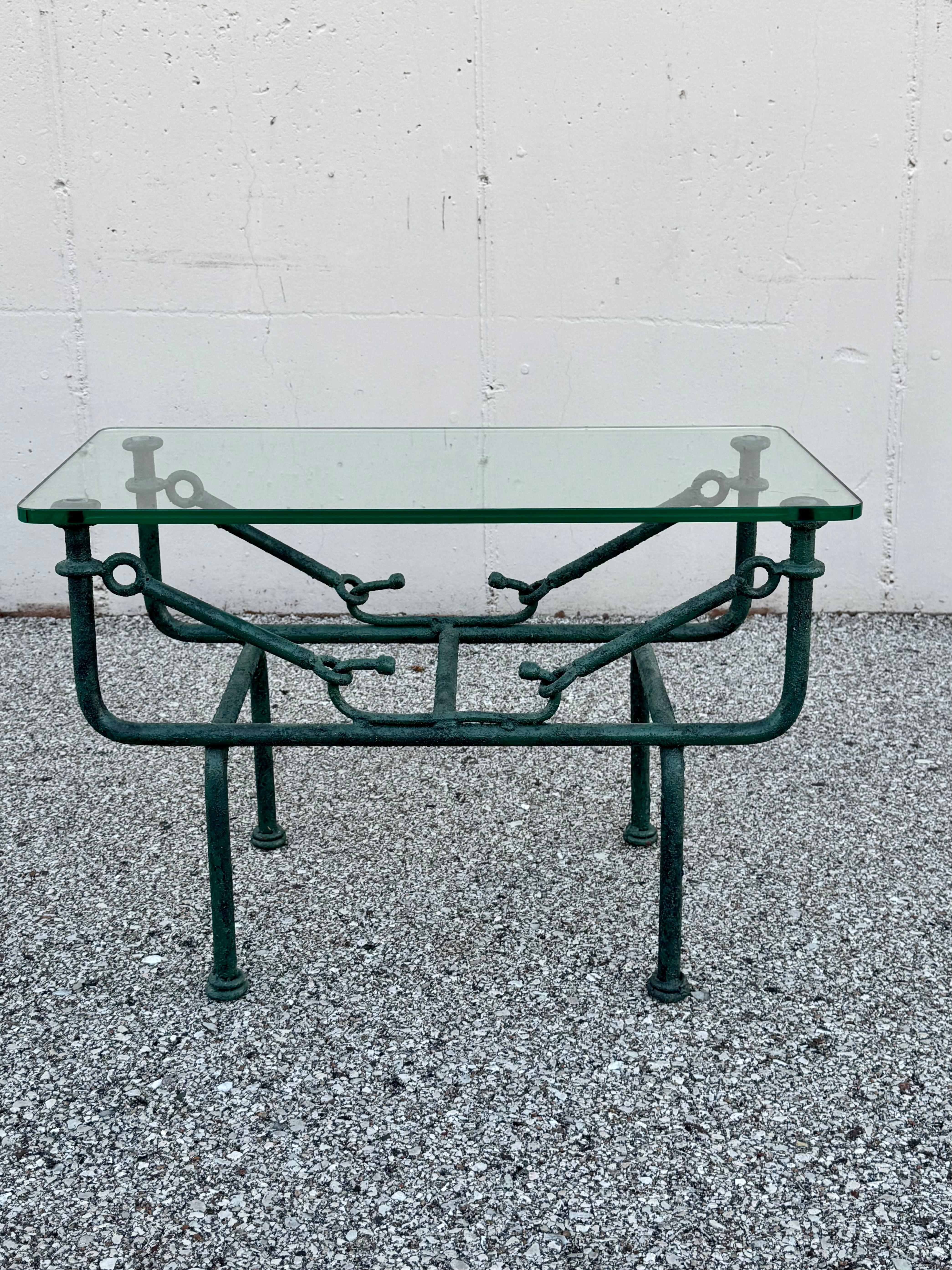 Merveilleuse petite table d'appoint en fer forgé de style étrusque Giacometti des années 1970, avec patine peinte faussement texturée et plateau en verre épais.  


