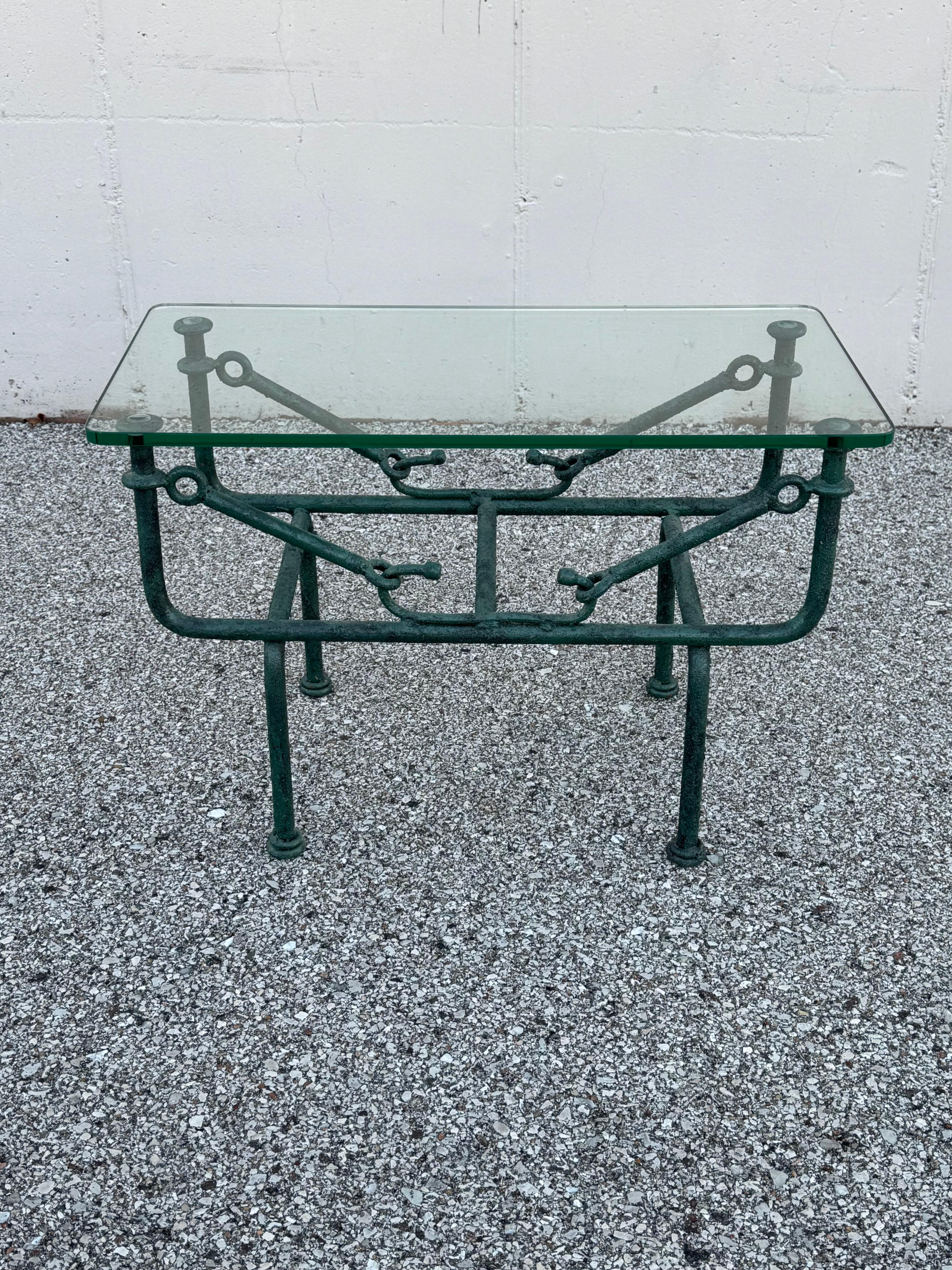 Mid-Century Modern Table d'appoint en fer forgé et verre faussement patiné, style Giacometti, années 1970 en vente