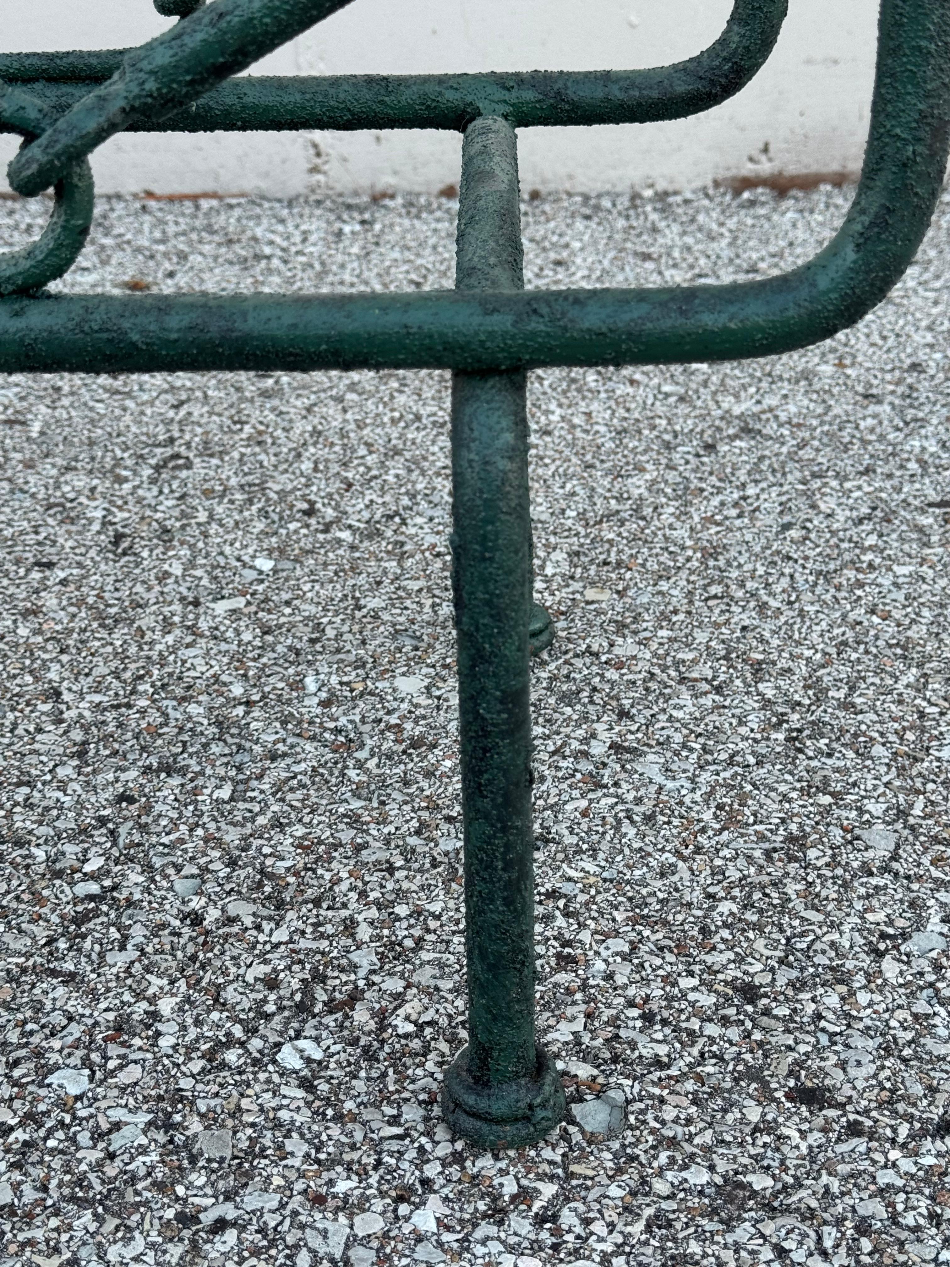 Table d'appoint en fer forgé et verre faussement patiné, style Giacometti, années 1970 Bon état - En vente à St. Louis, MO