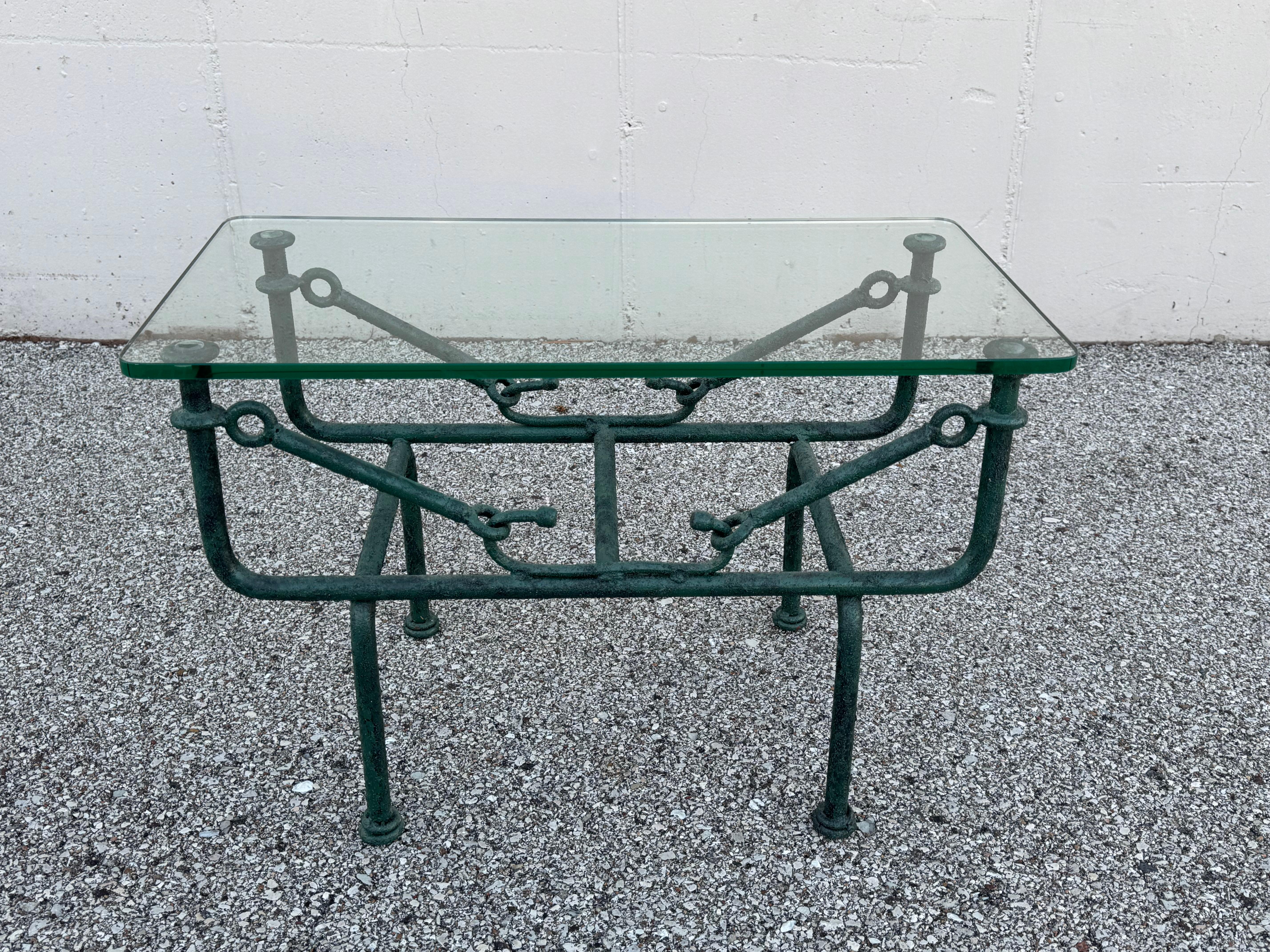 Table d'appoint en fer forgé et verre faussement patiné, style Giacometti, années 1970 en vente 1