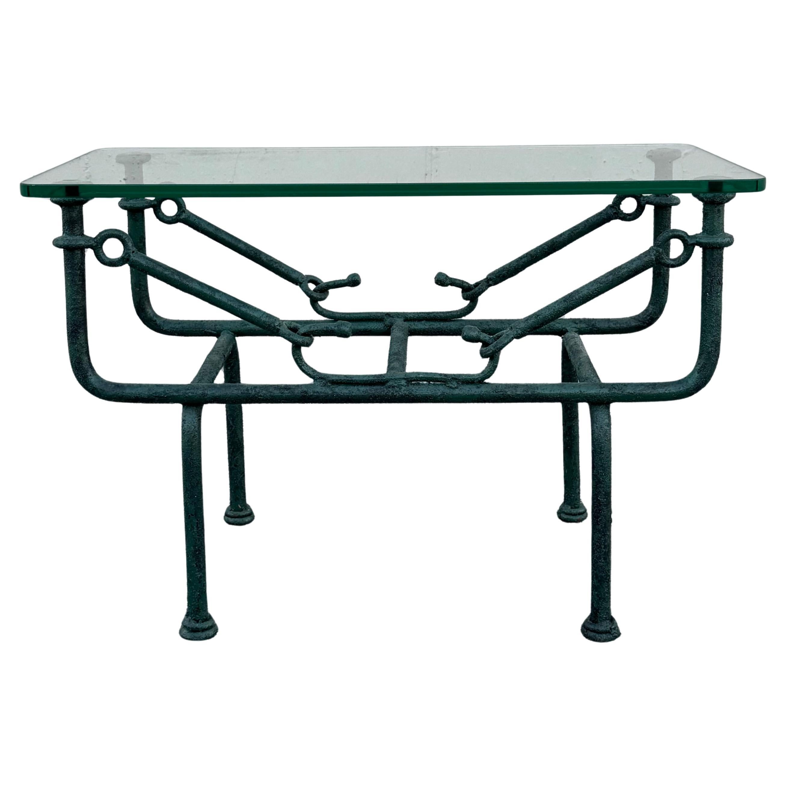 Table d'appoint en fer forgé et verre faussement patiné, style Giacometti, années 1970