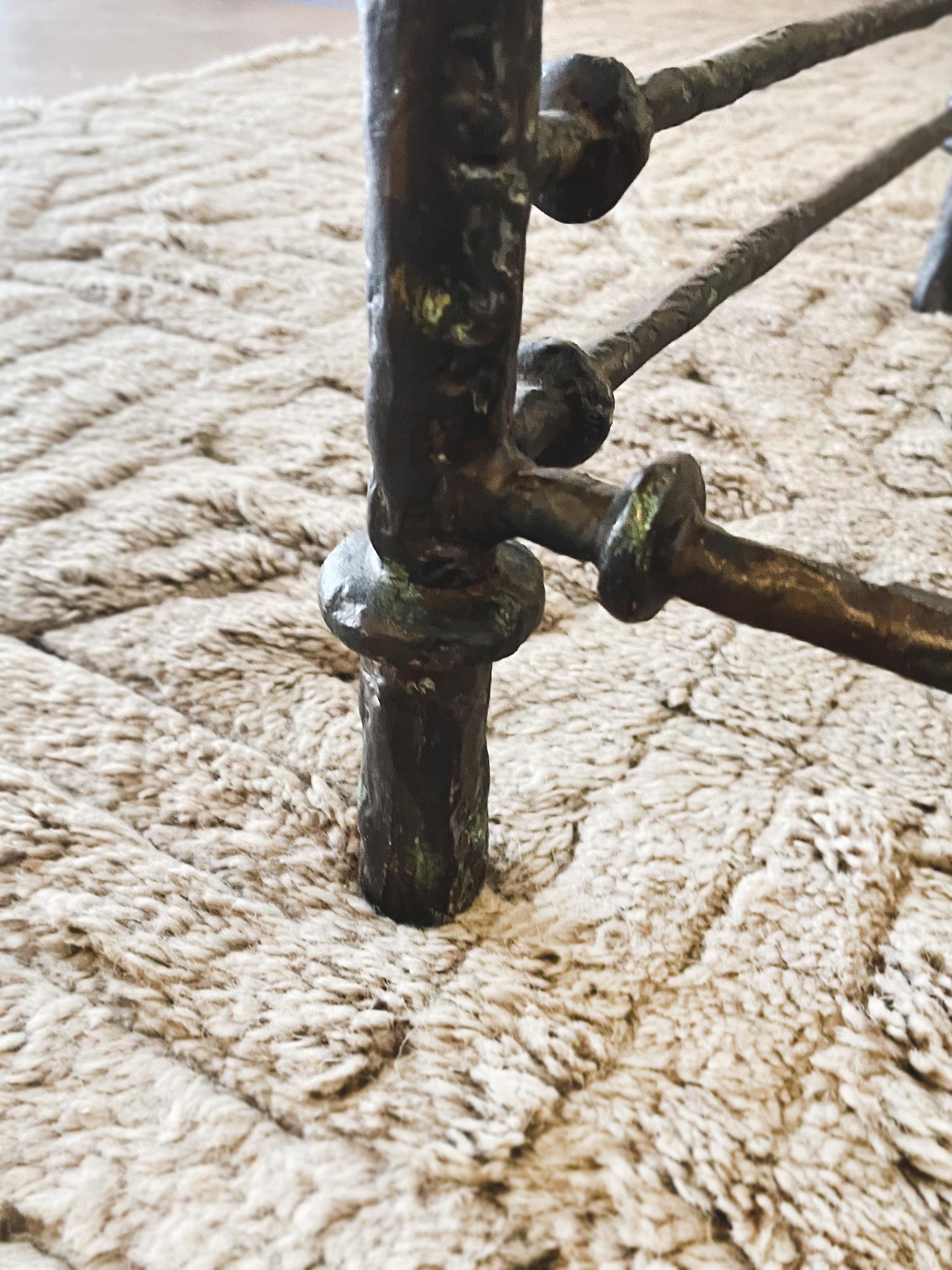 Table basse de style Giacometti des années 1970 en métal patiné et verre en vente 3