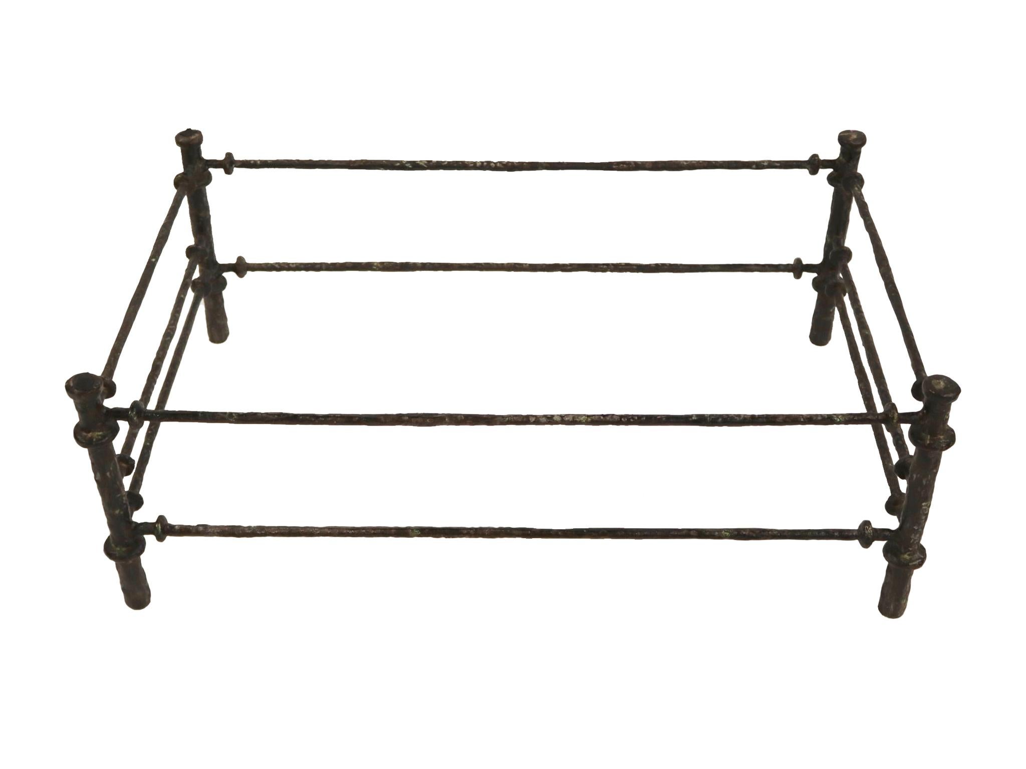 Fabriquée dans les années 1970, cette table basse s'inspire des dessins sculpturaux de l'artiste Diego Giacometti. La base est en fonte d'aluminium patinée avec une belle texture organique qui rappelle les figures animales noueuses de Giacometti. Le