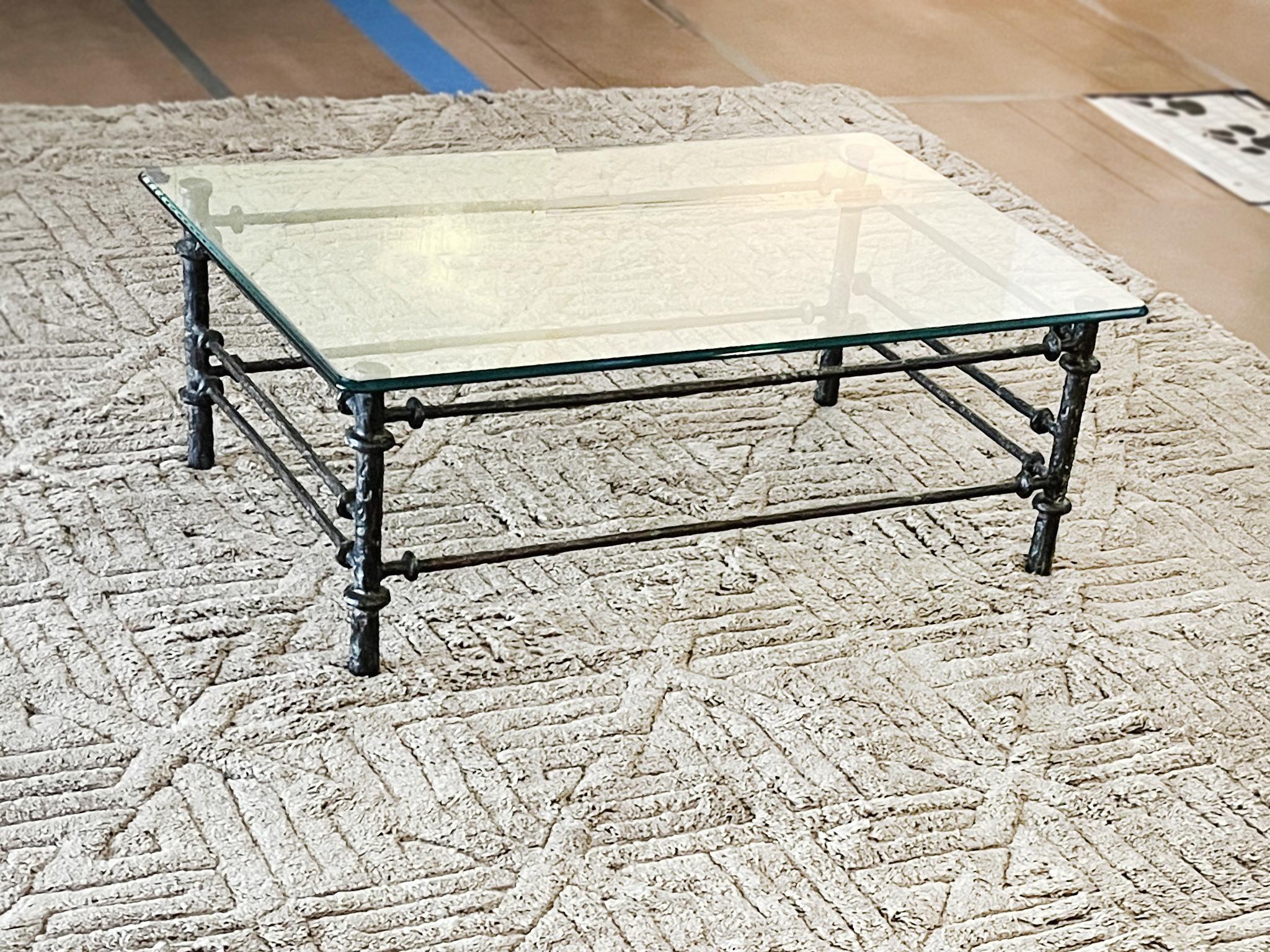 Moderne Table basse de style Giacometti des années 1970 en métal patiné et verre en vente