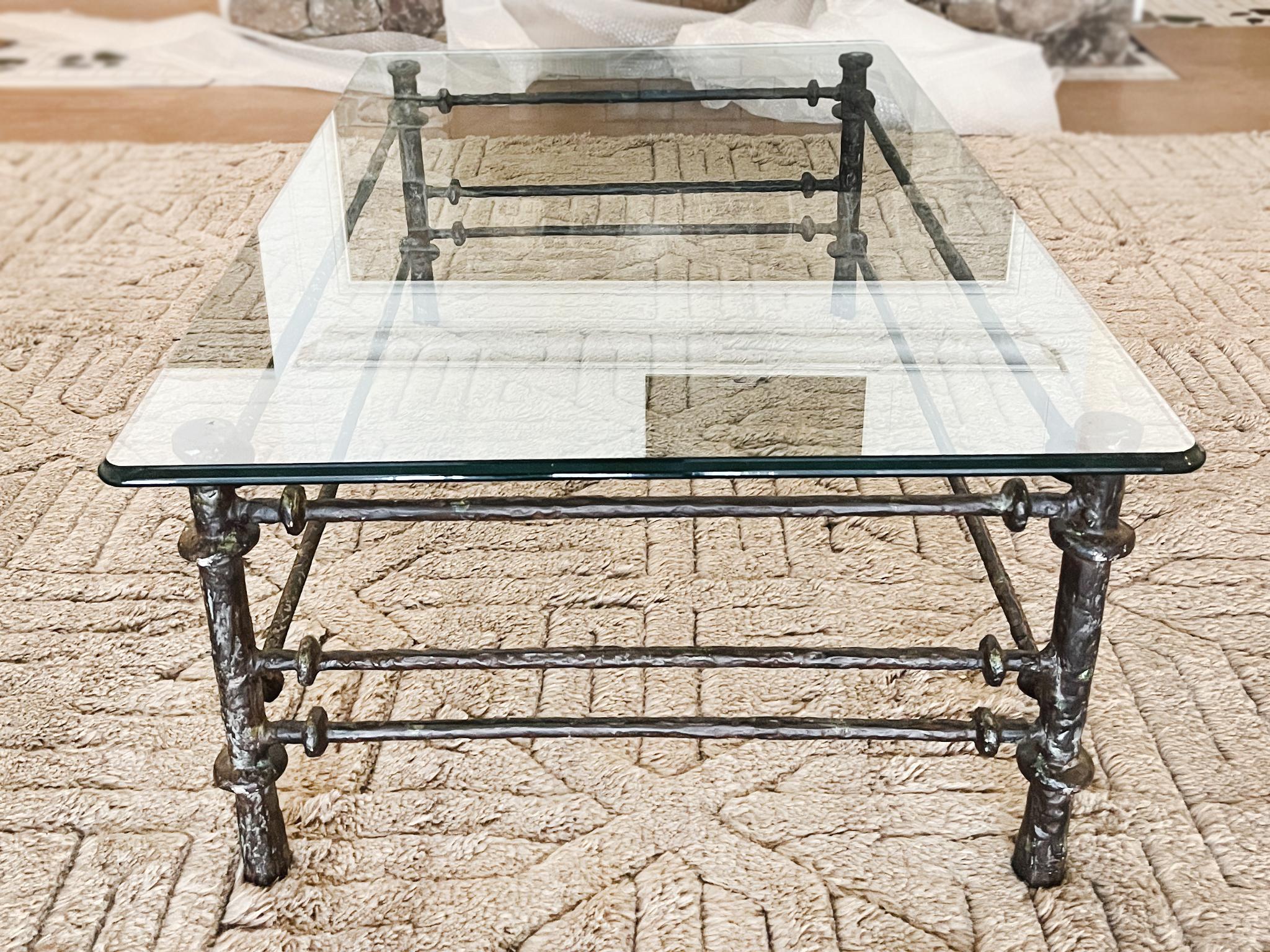 Table basse de style Giacometti des années 1970 en métal patiné et verre Bon état - En vente à New York, NY