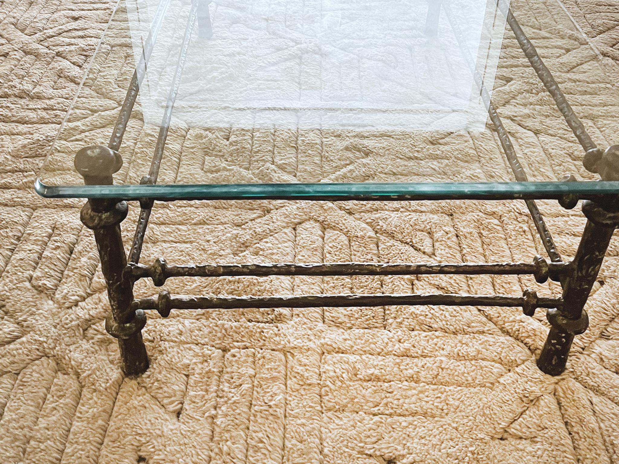Fin du 20e siècle Table basse de style Giacometti des années 1970 en métal patiné et verre en vente
