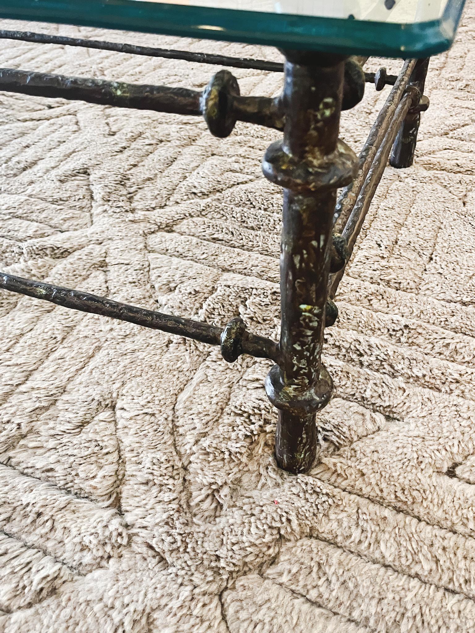 Aluminium Table basse de style Giacometti des années 1970 en métal patiné et verre en vente