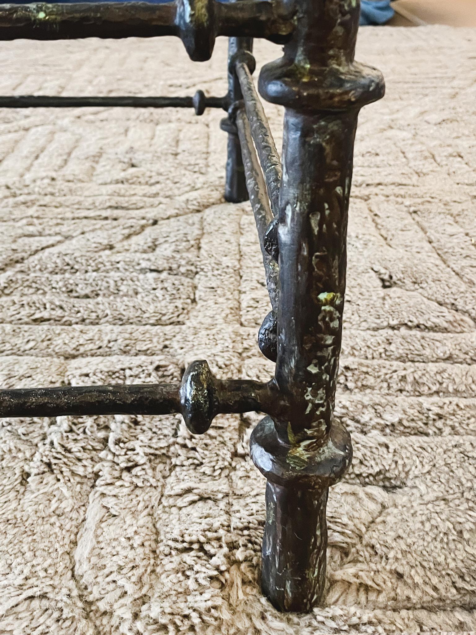 Table basse de style Giacometti des années 1970 en métal patiné et verre en vente 1
