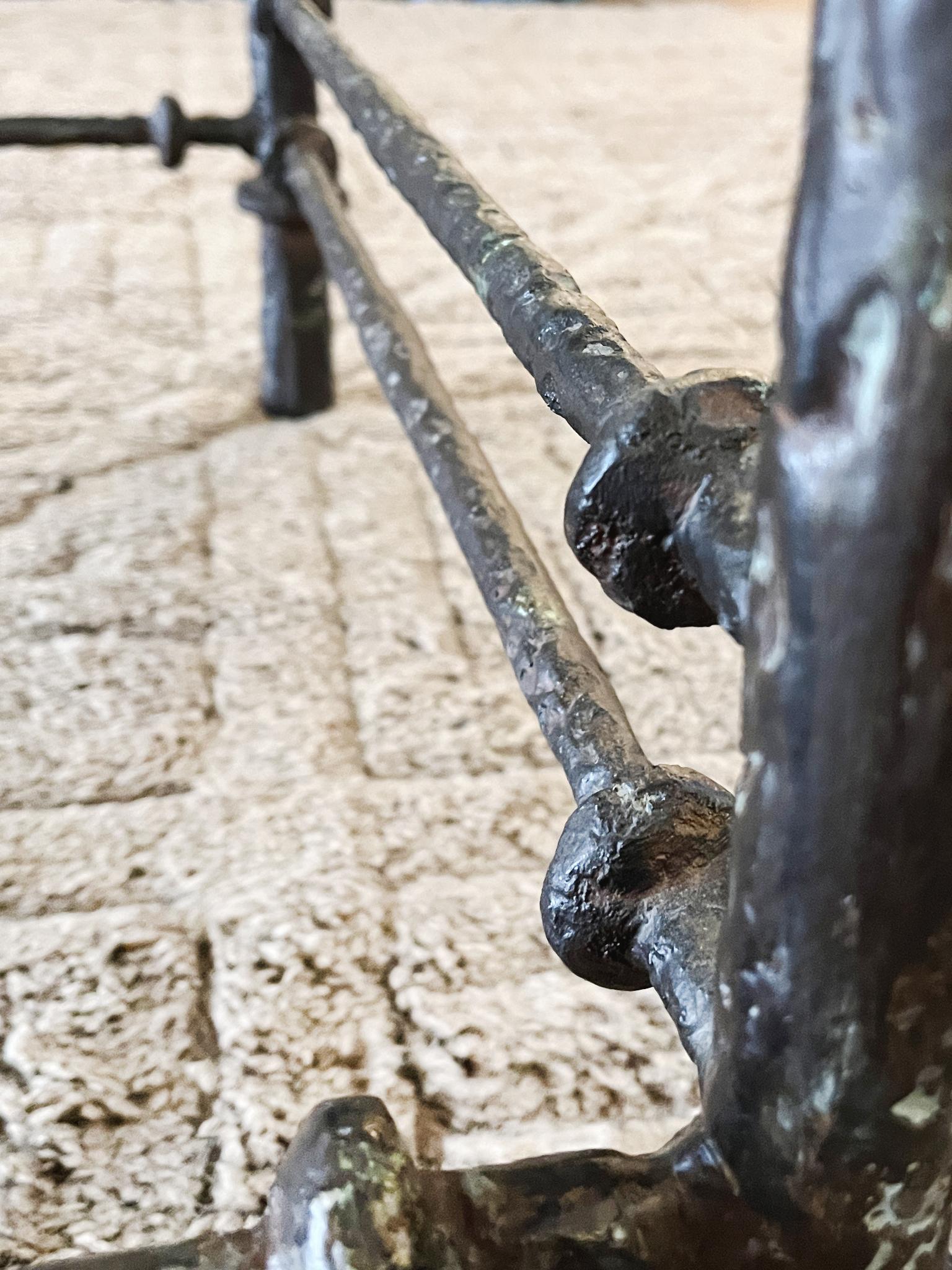 Table basse de style Giacometti des années 1970 en métal patiné et verre en vente 2