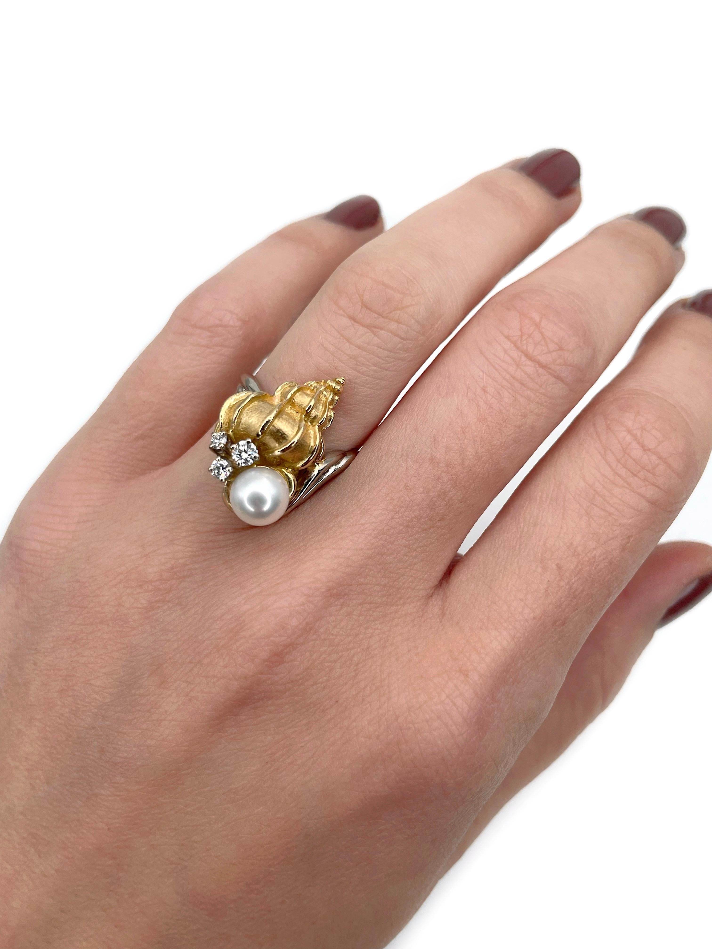 Se trata de un anillo de c�óctel en forma de concha diseñado por el joyero suizo Gilbert Albert en la década de 1970. Está fabricado en oro de 18 quilates. La pieza lleva perla cultivada y diamantes talla brillante. 

Firmado con 