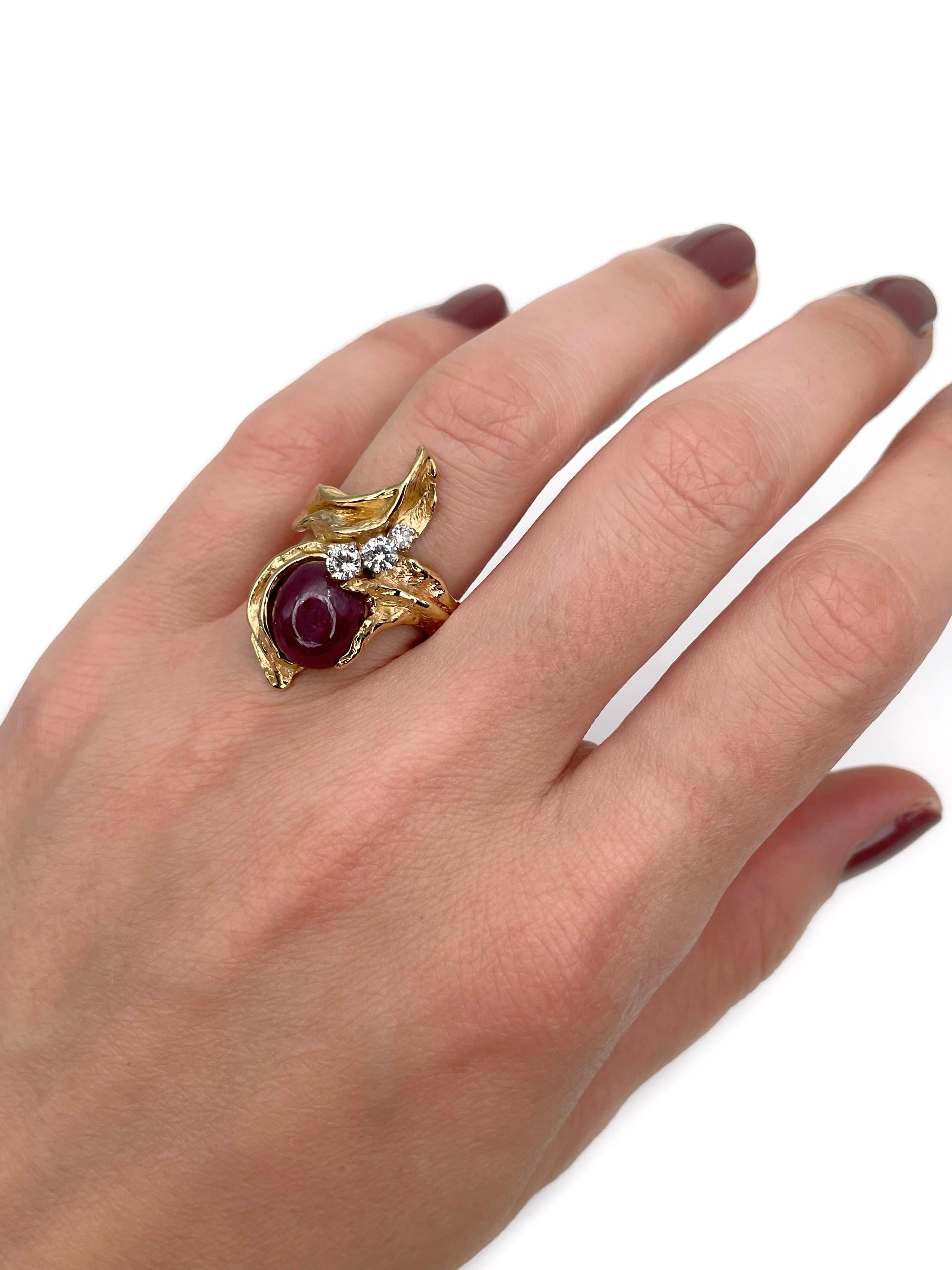 Si tratta di un anello da cocktail scultoreo disegnato dal gioielliere svizzero Gilbert Albert negli anni Settanta. È realizzato in oro 18 carati. Il pezzo presenta un rubino taglio cabochon e diamanti taglio brillante. 

Peso: 8.40g
Taglia: 16.5