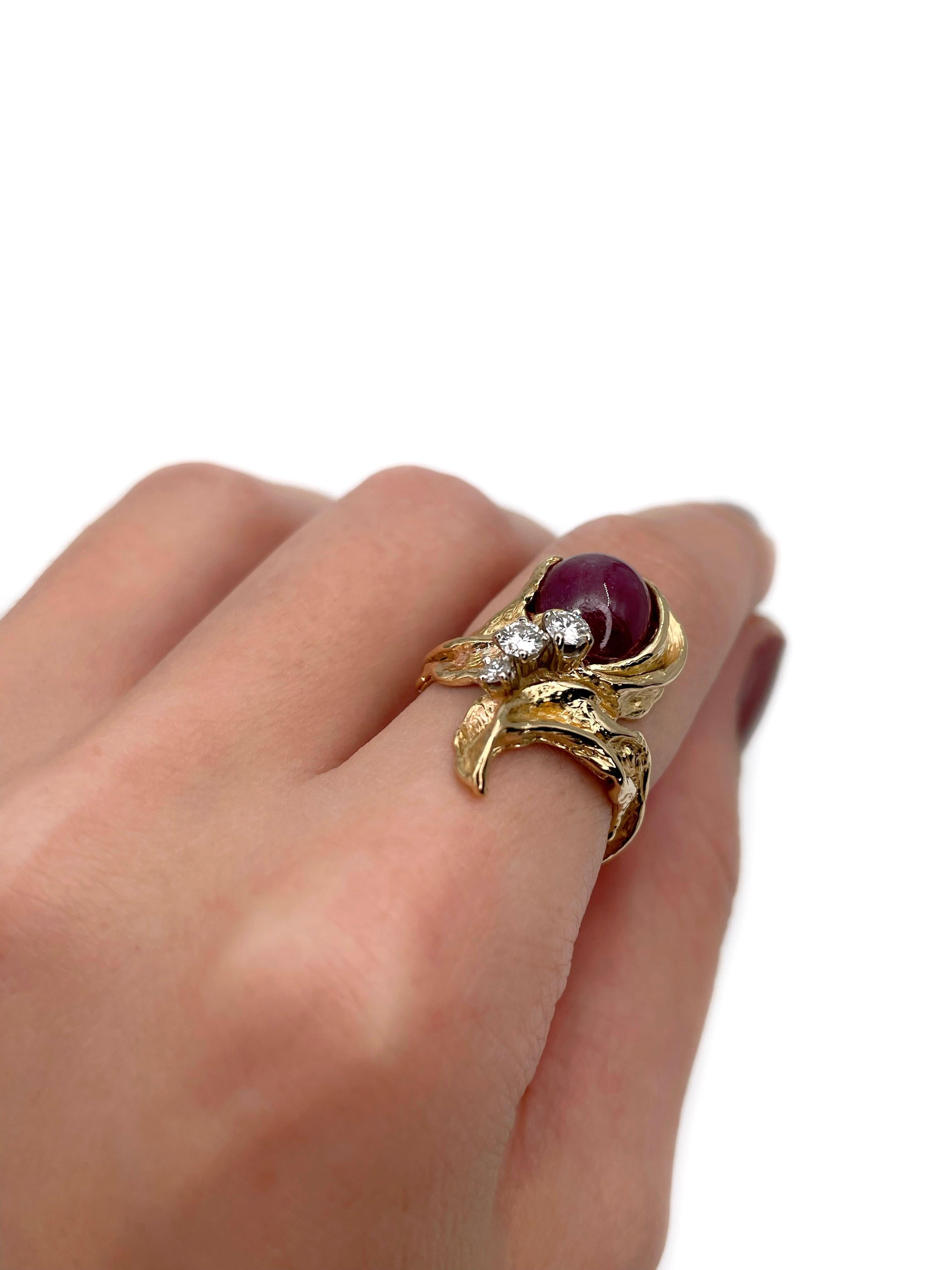 Moderno Anello da cocktail scultoreo in oro 18 carati con diamante e rubino di Gilbert Albert del 1970 in vendita