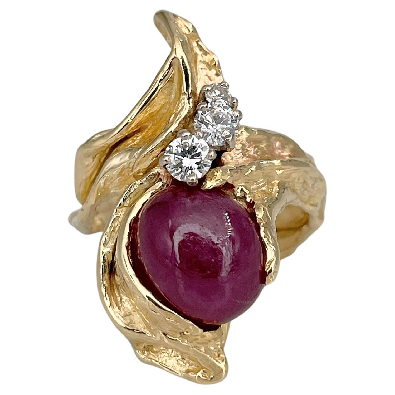 Anello da cocktail scultoreo in oro 18 carati con diamante e rubino di Gilbert Albert del 1970 in vendita