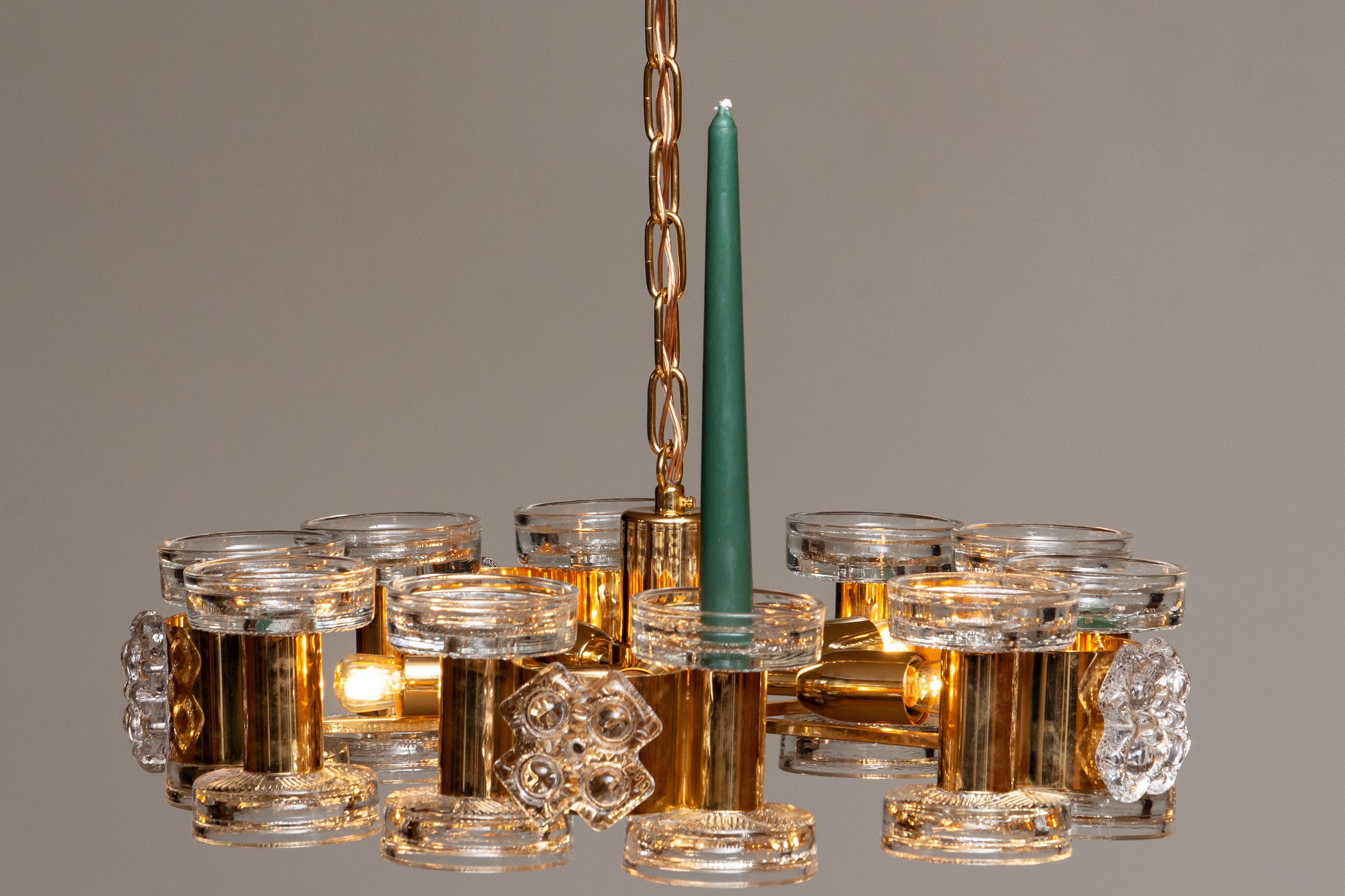 Beautiful gilded chandelier with ten candlesticks on top and five screw bulbs inside designed by Carl Fagerlund for Orrefors, Sweden, 1970s.
all-over condition is good. Technically 100%. The five screw bulb sizes are E14 /E17 and suits 230 / 110