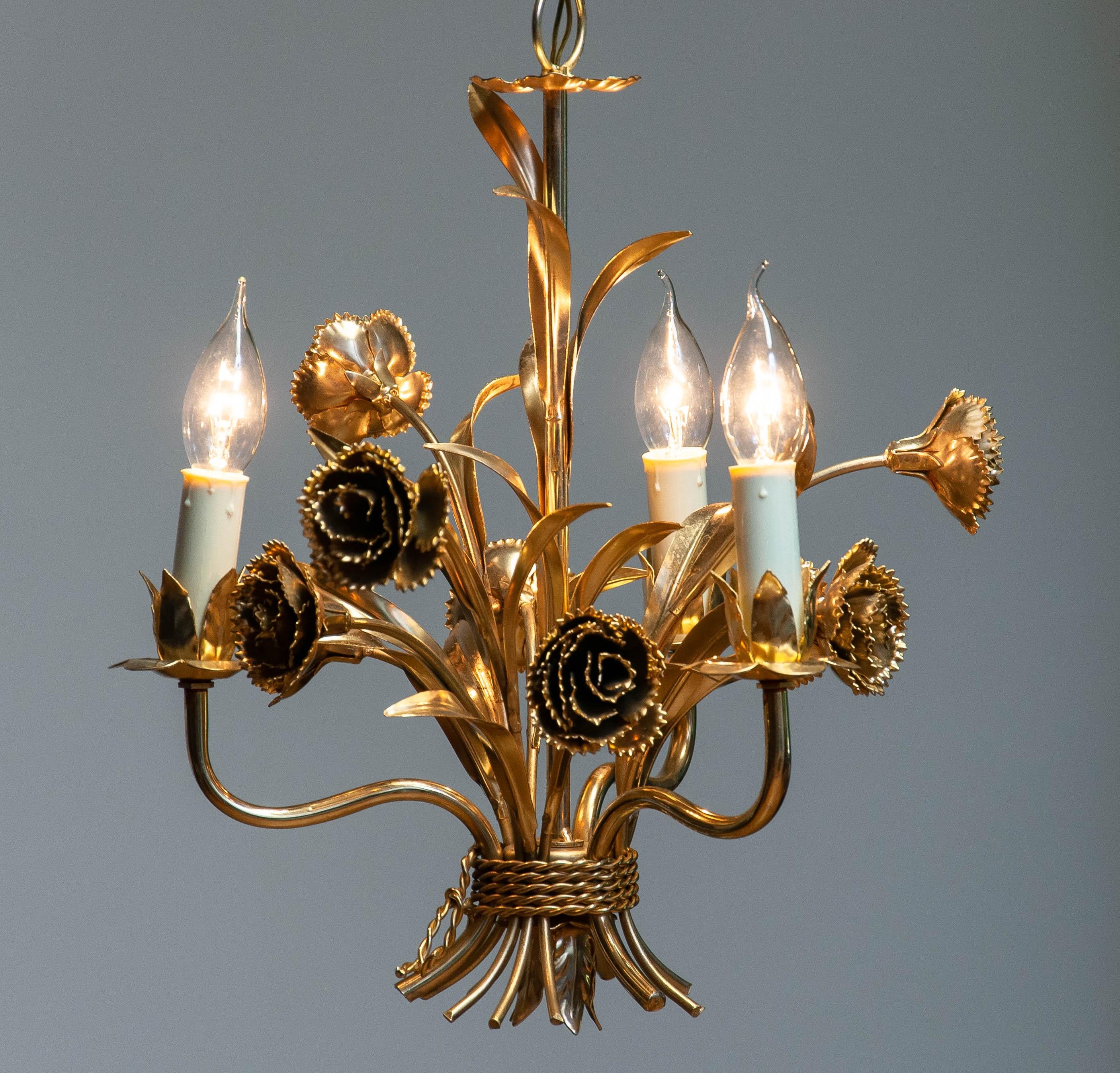 Hollywood Regency Lustre allemand doré des années 1960 avec décor floral par Hans Kogl en vente