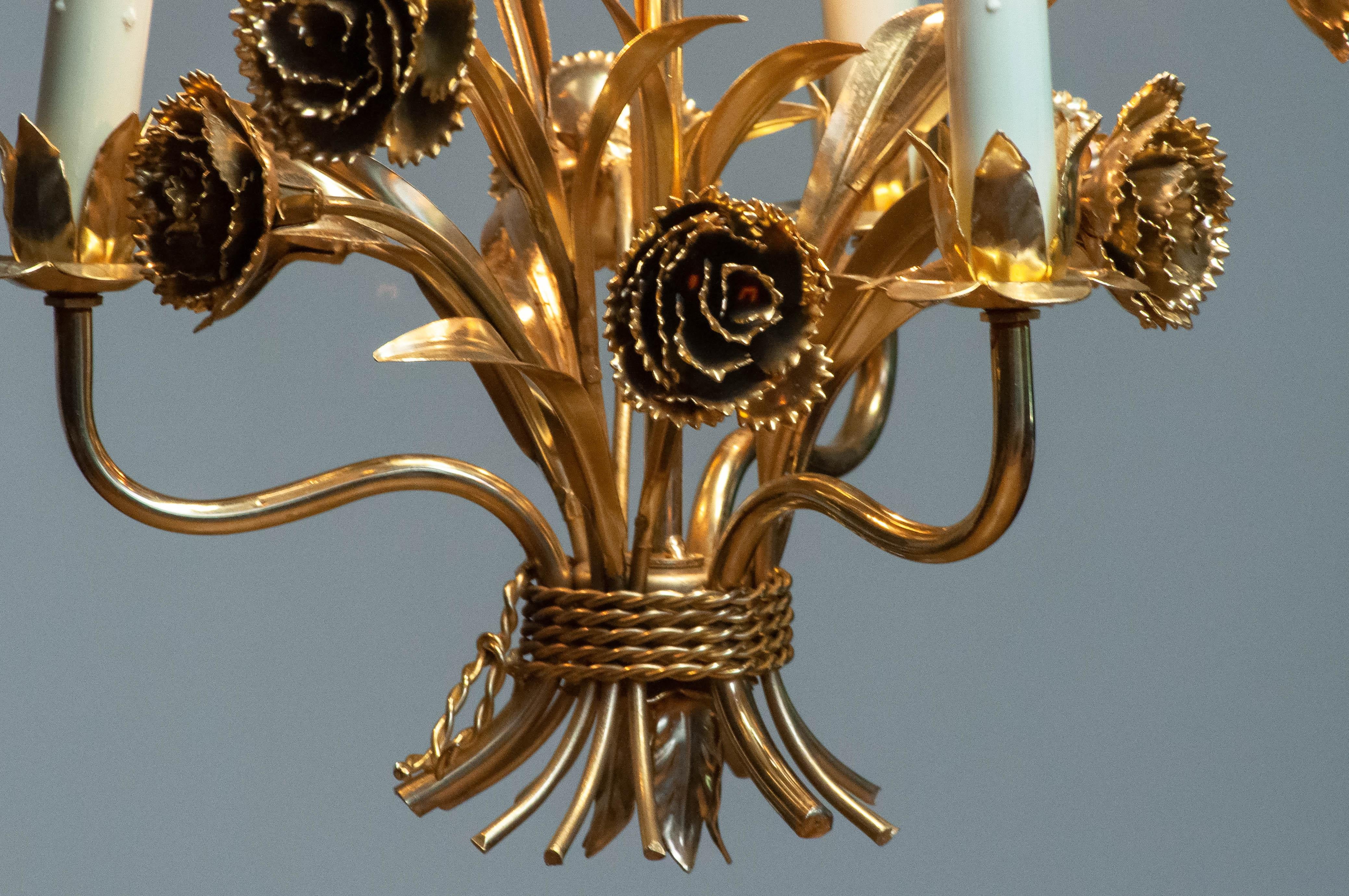 Doré Lustre allemand doré des années 1960 avec décor floral par Hans Kogl en vente