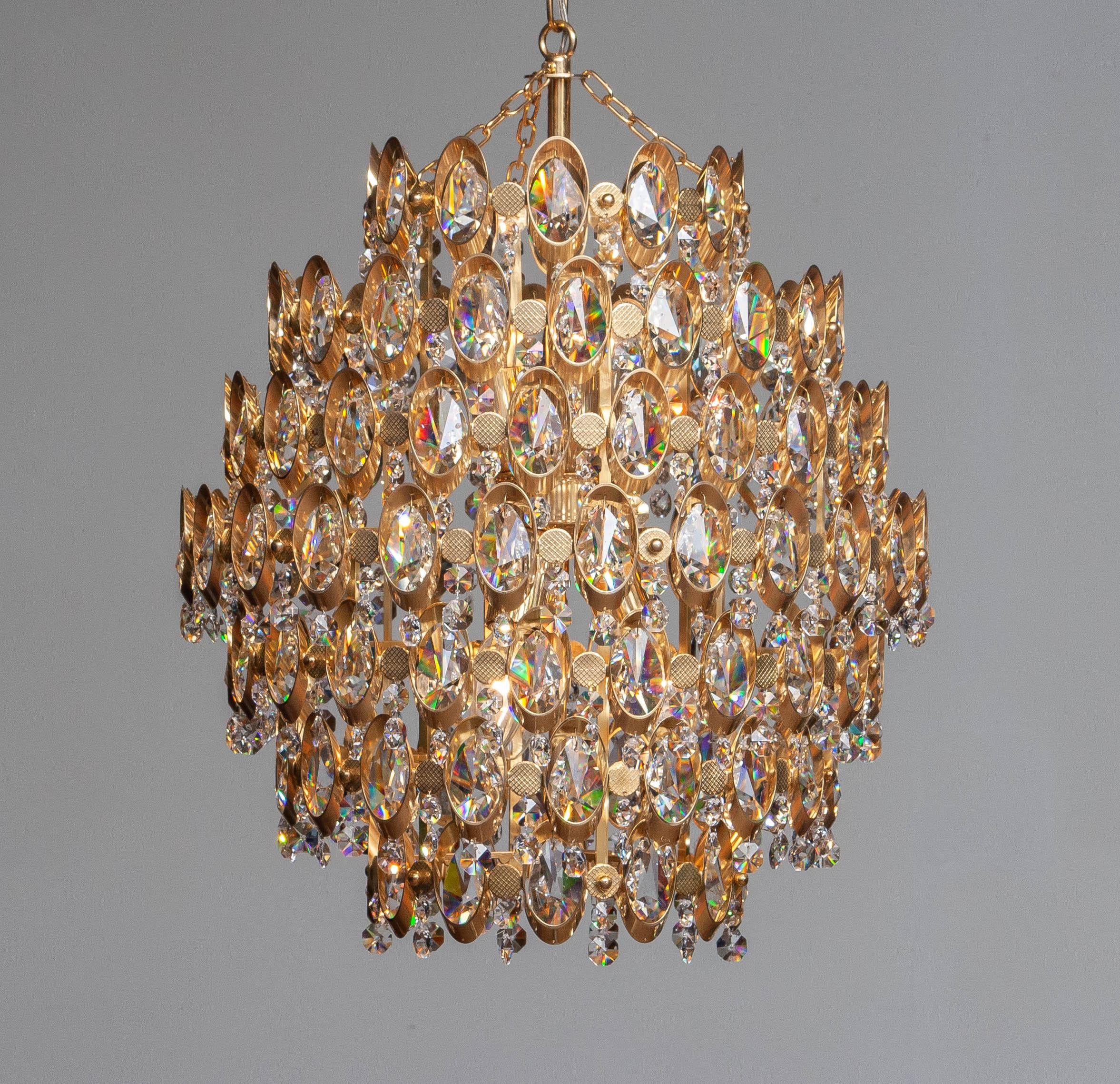 Absolutely beautiful 'gilt' Palwa Germany chandelier in spherical shape and filled with beautiful clear facetted crystals.
Consists six E14 / E17 screw bulbs.Technically 100% and in overall very good condition.
Note; total height including the chain
