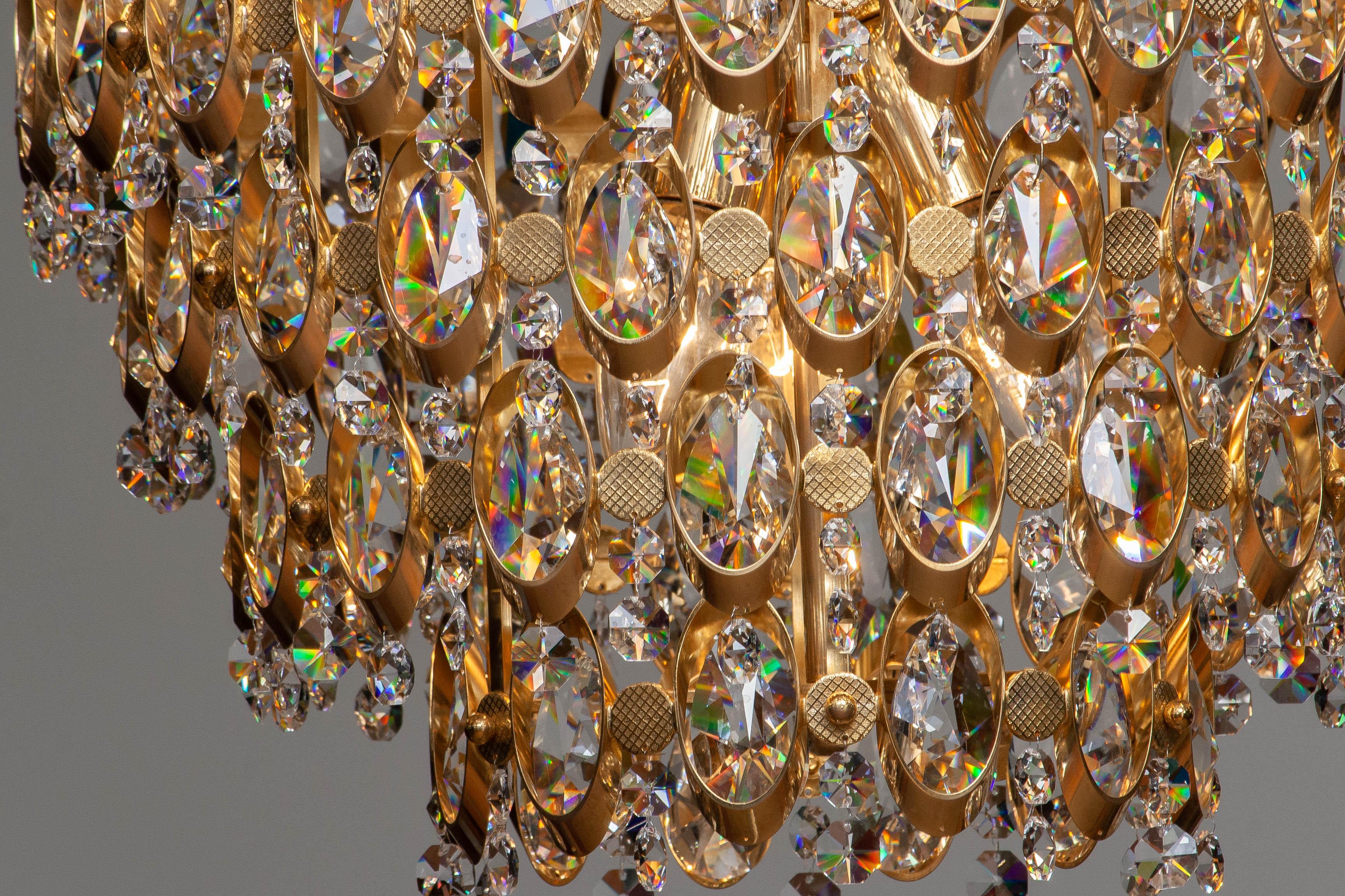 Hollywood Regency Lustre sphérique doré des années 1970 rempli de cristaux à facettes transparentes de Palwa en vente