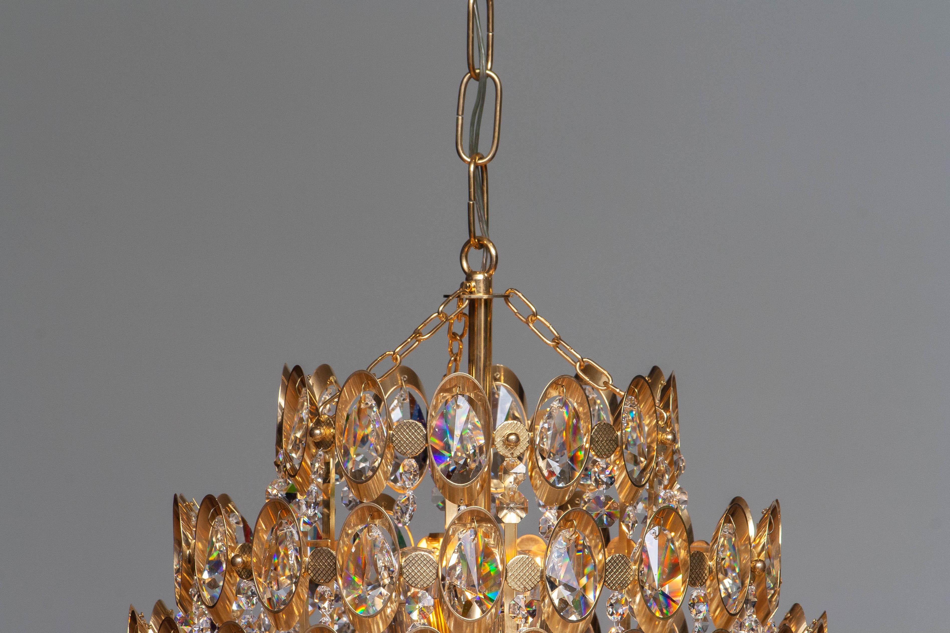 Allemand Lustre sphérique doré des années 1970 rempli de cristaux à facettes transparentes de Palwa en vente