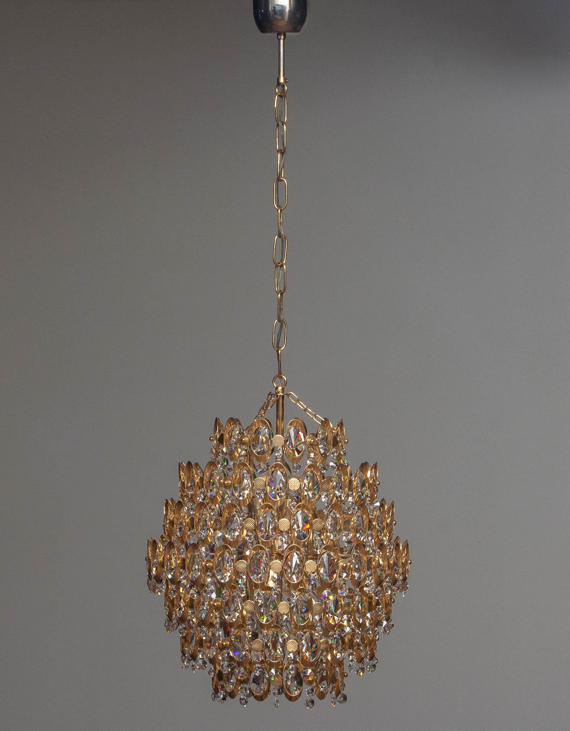 Lustre sphérique doré des années 1970 rempli de cristaux à facettes transparentes de Palwa Bon état - En vente à Silvolde, Gelderland
