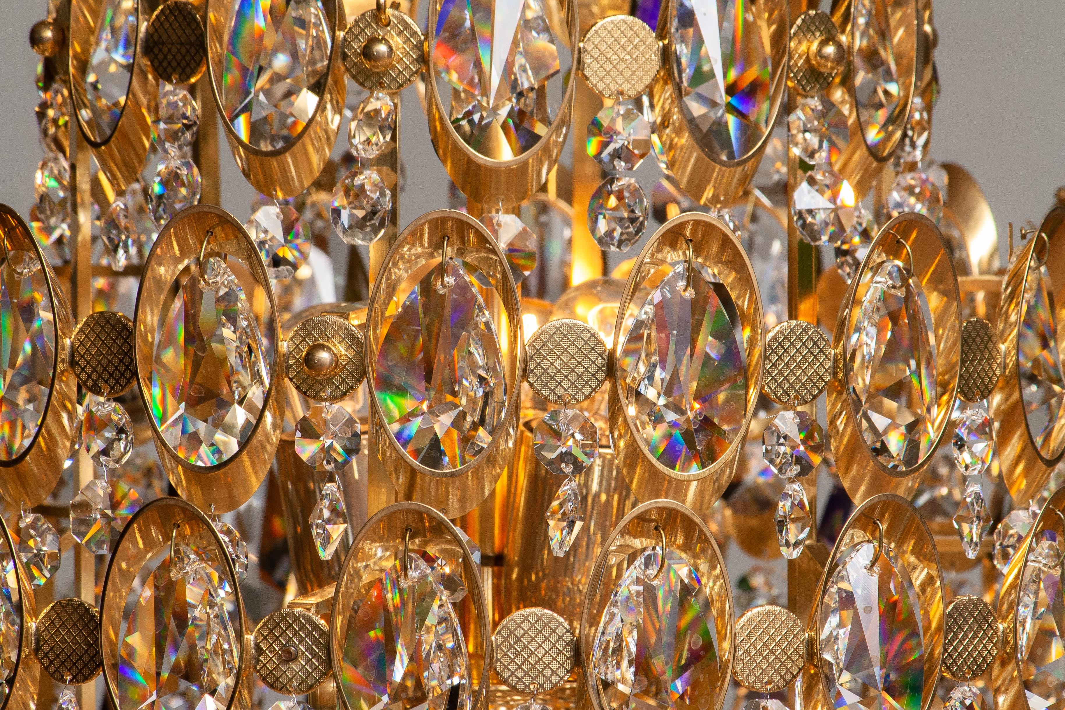 Fin du 20e siècle Lustre sphérique doré des années 1970 rempli de cristaux à facettes transparentes de Palwa en vente