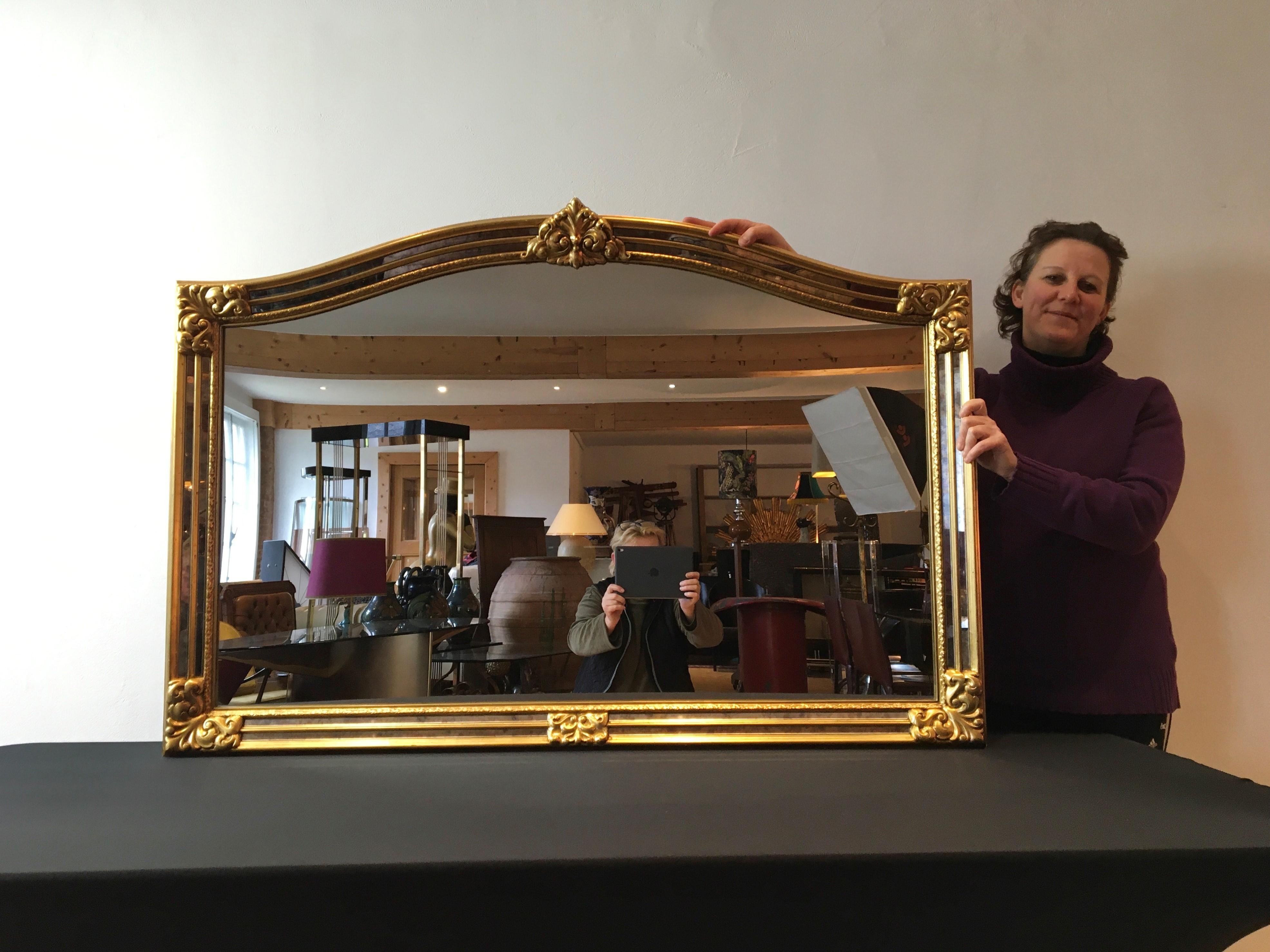 Stilvoller Wandspiegel von Deknudt Belgien.
Deknudt Luxury High Quality Spiegel Made in Belgium.
Dieser große vergoldete Spiegel stammt aus den 1970er Jahren.
Es handelt sich um einen großen Hollywood-Regency-Spiegel mit goldfarbenem Rahmen und