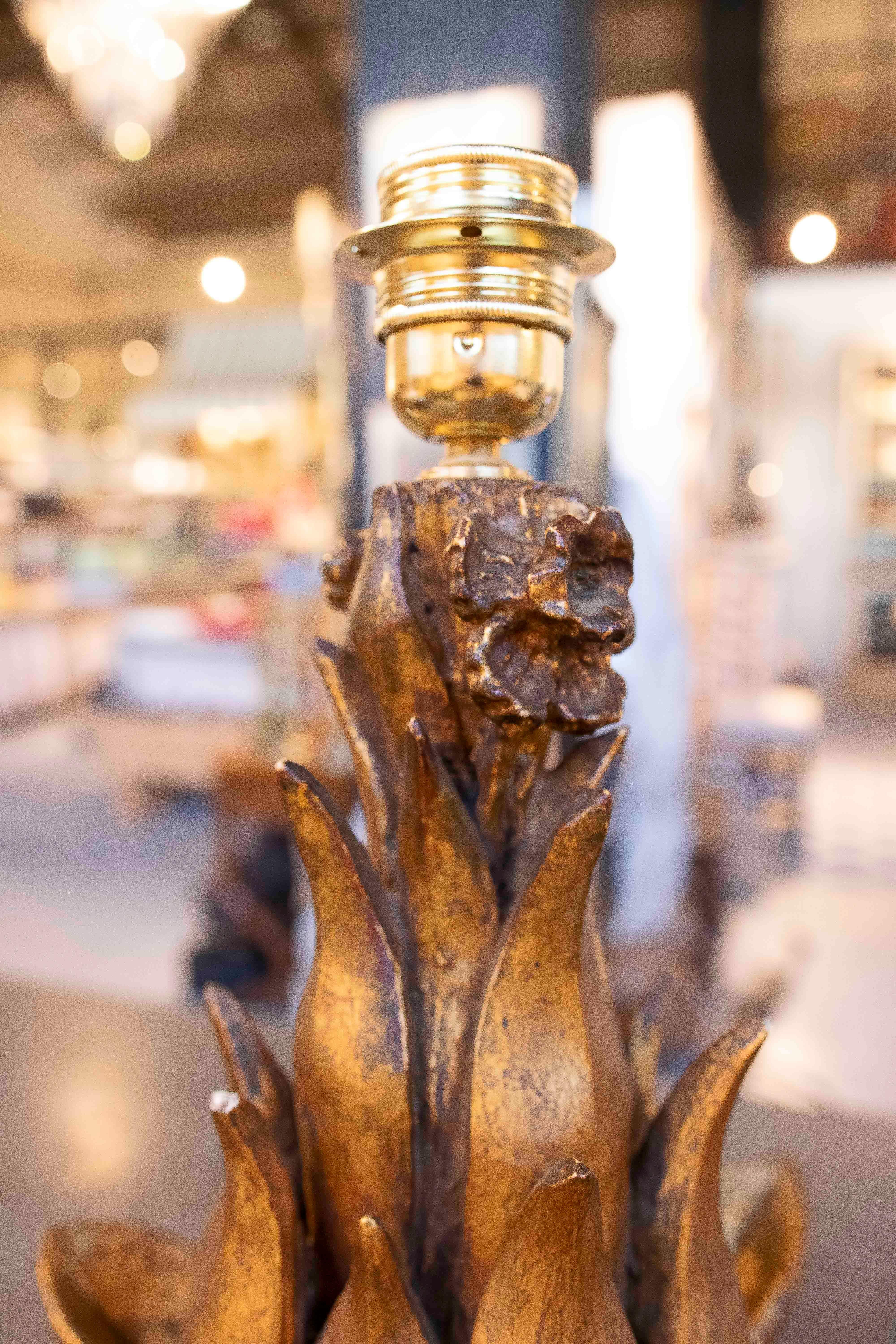 Lampe sculpturale en forme de fleur en bois doré des années 1970 en vente 4