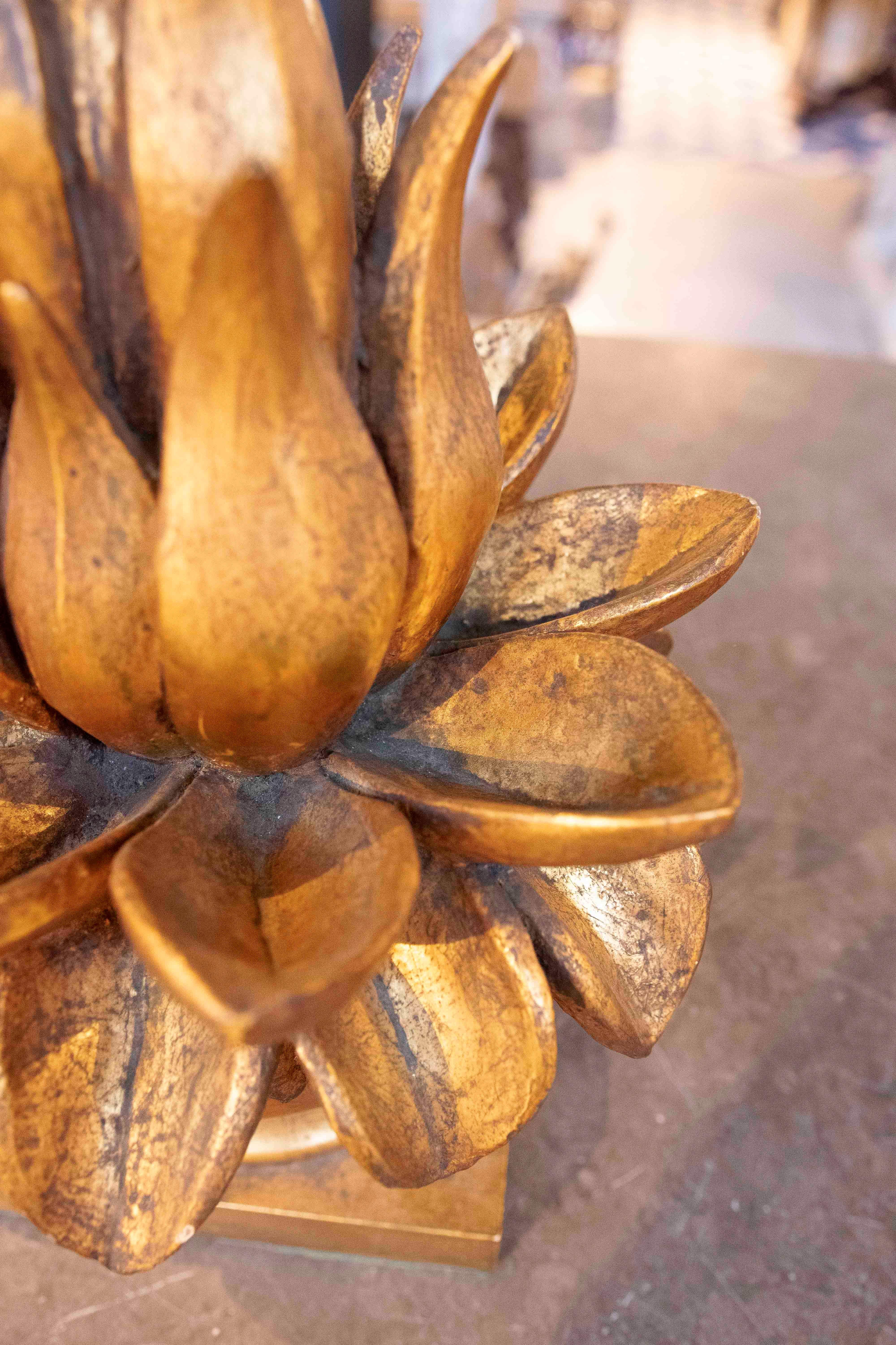 Lampe sculpturale en forme de fleur en bois doré des années 1970 en vente 5