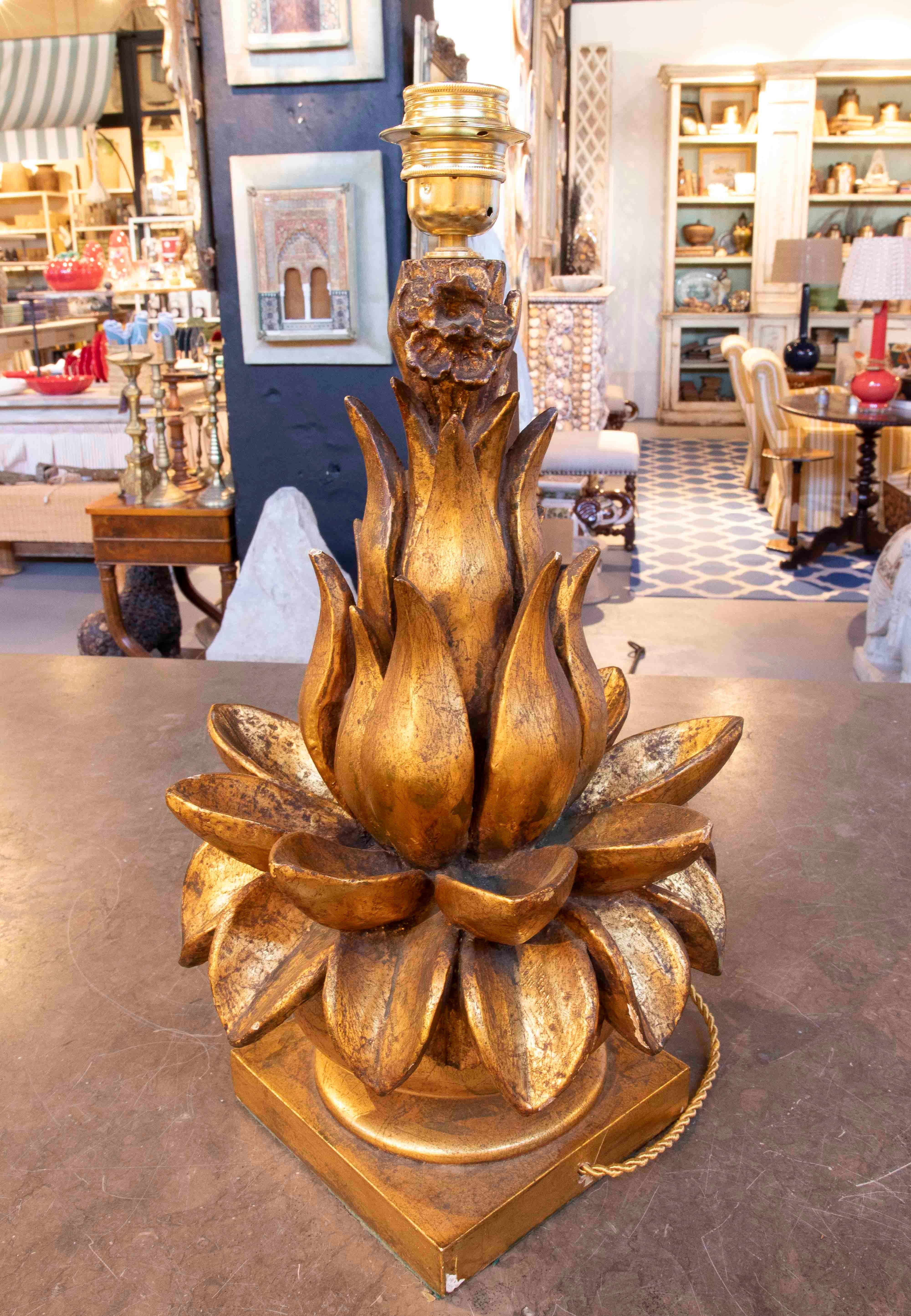 Peint à la main Lampe sculpturale en forme de fleur en bois doré des années 1970 en vente