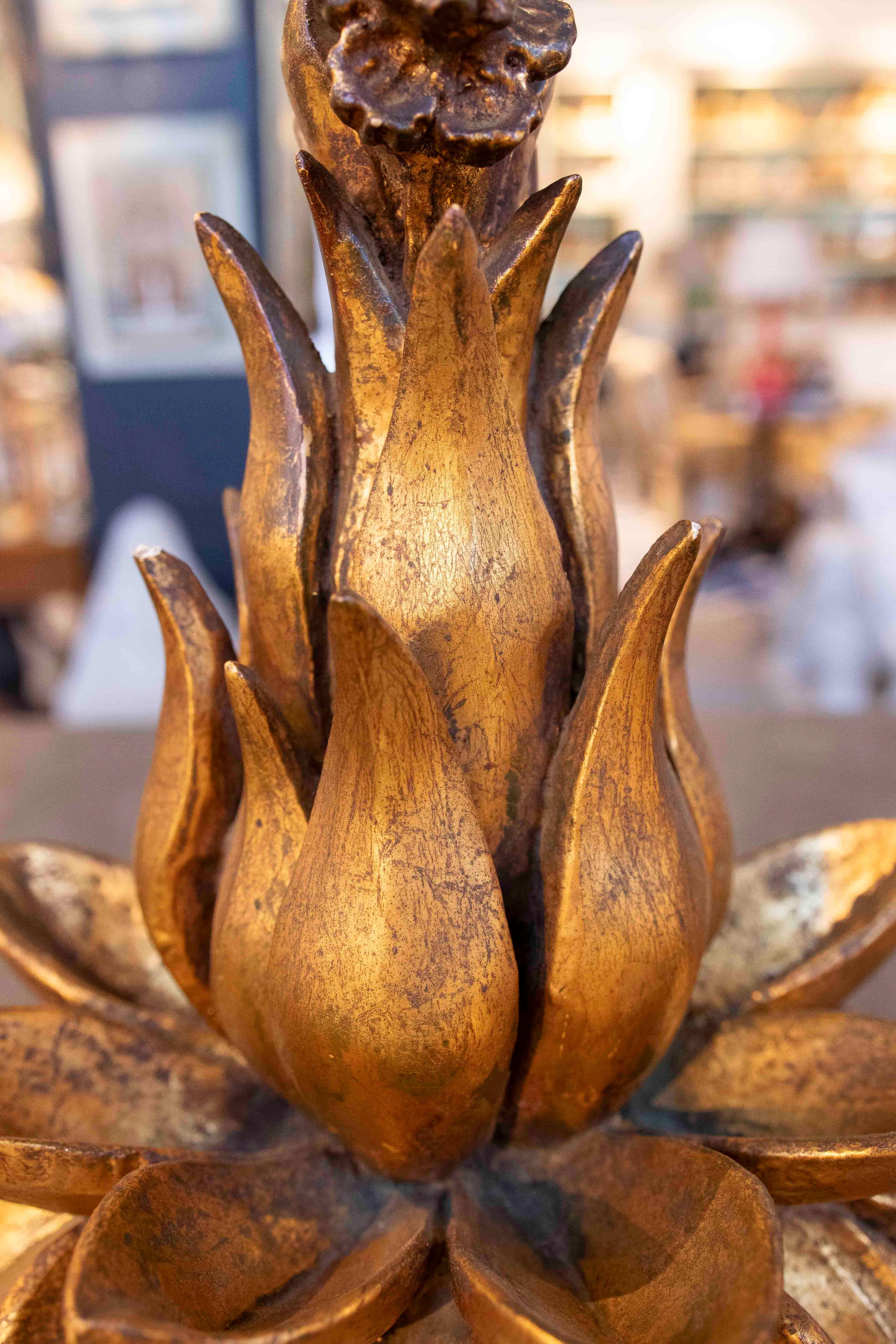 Lampe sculpturale en forme de fleur en bois doré des années 1970 Bon état - En vente à Marbella, ES