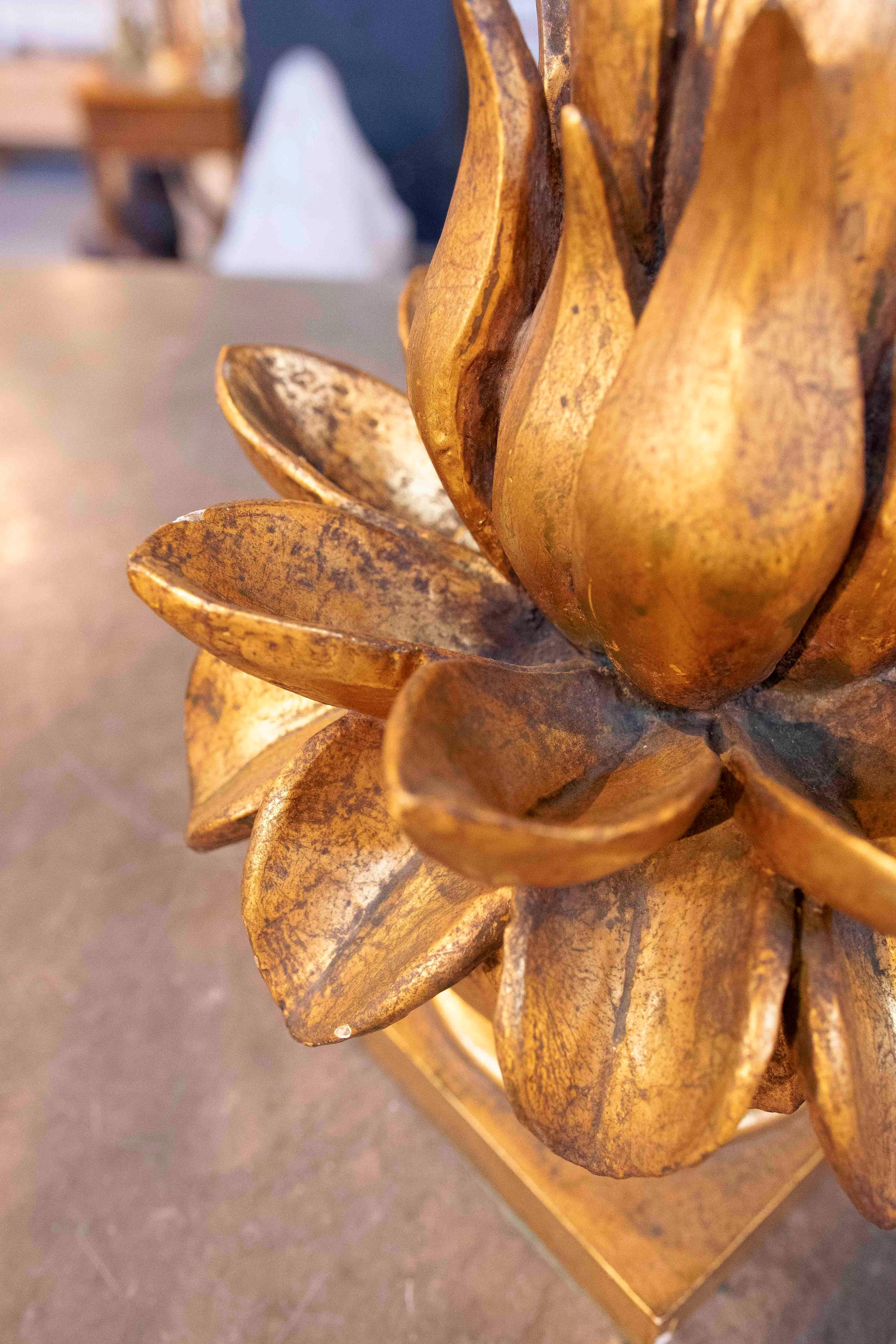 20ième siècle Lampe sculpturale en forme de fleur en bois doré des années 1970 en vente