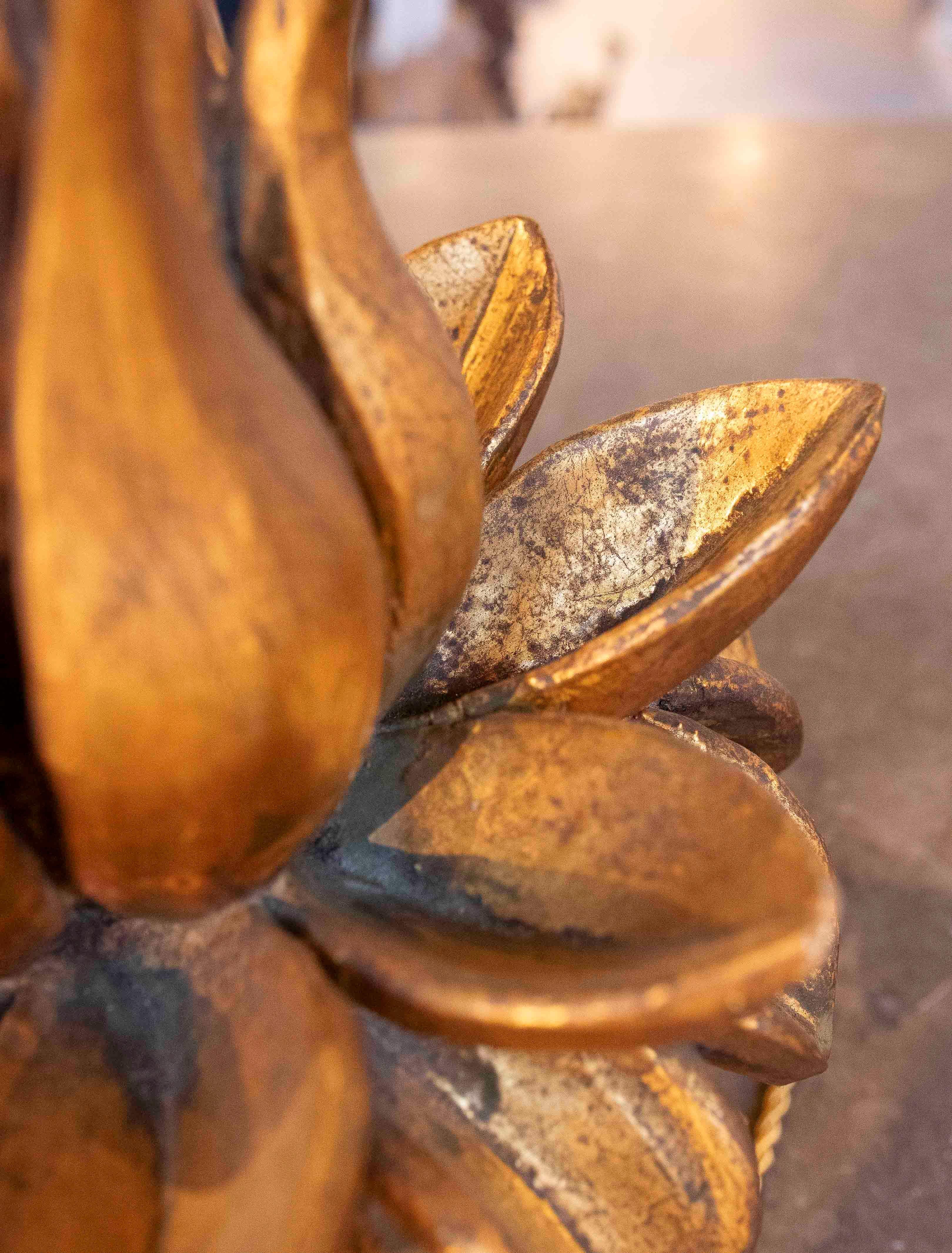 Bois Lampe sculpturale en forme de fleur en bois doré des années 1970 en vente