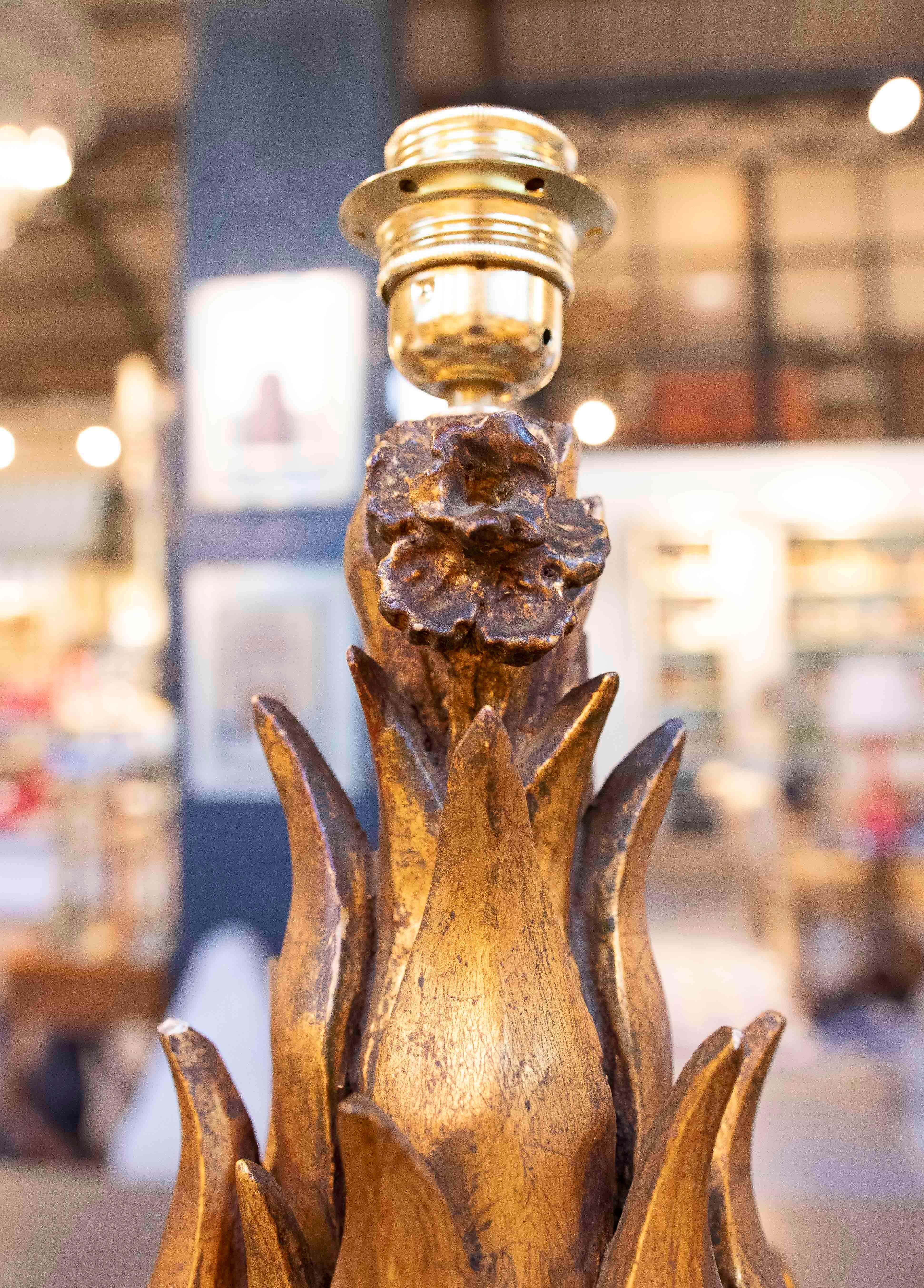 Lampe sculpturale en forme de fleur en bois doré des années 1970 en vente 1