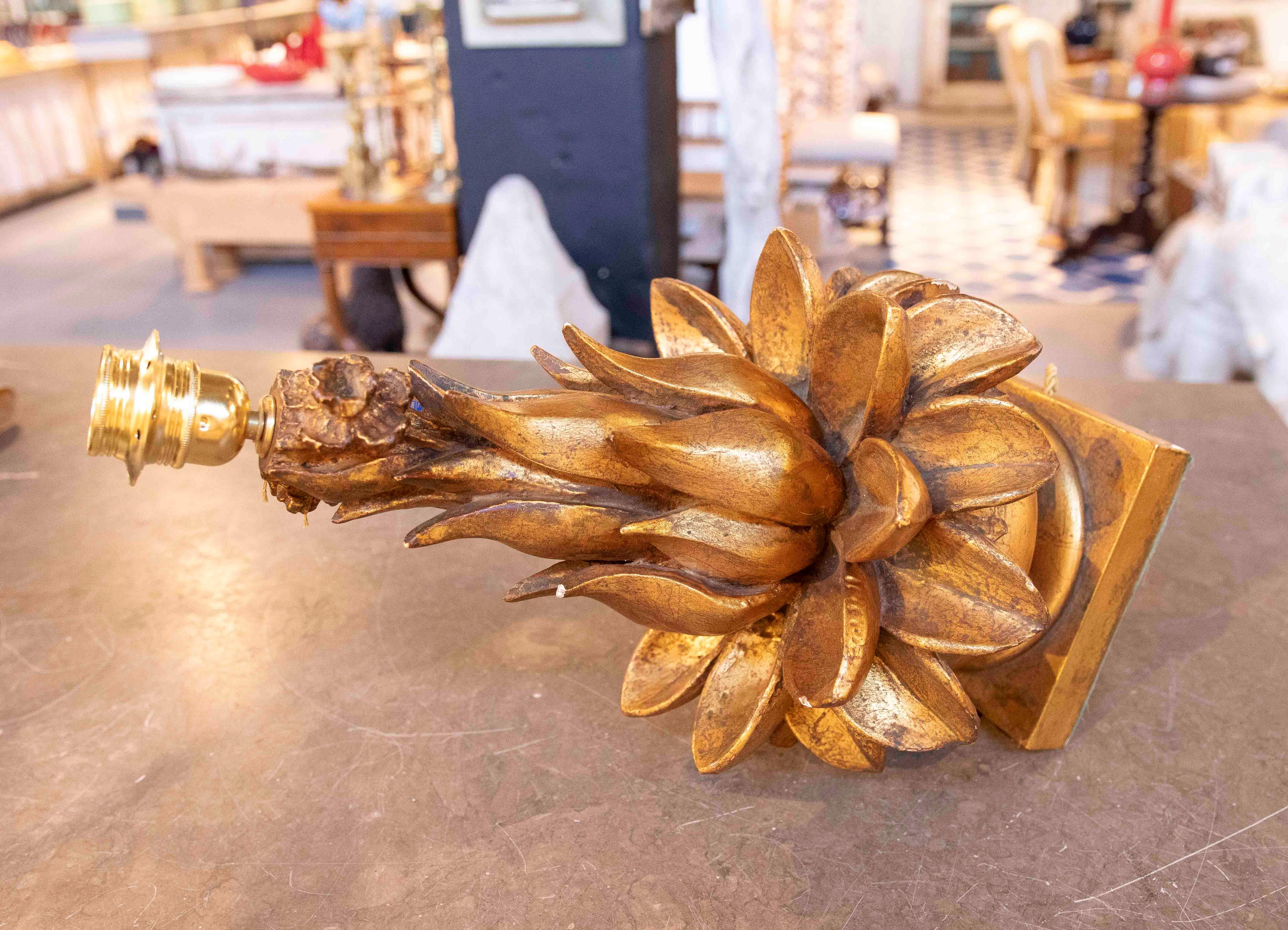 Lampe sculpturale en forme de fleur en bois doré des années 1970 en vente 2