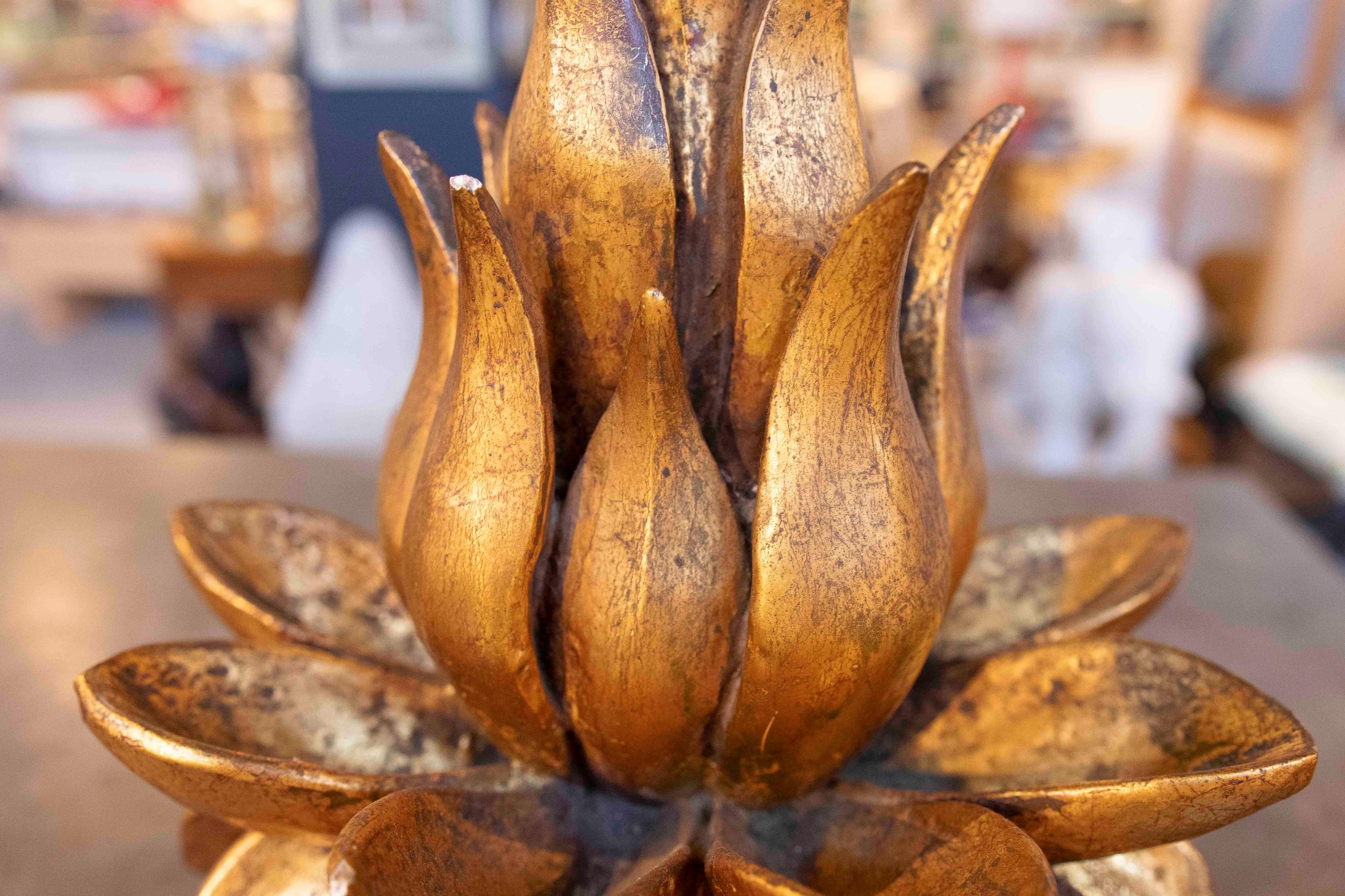 Lampe sculpturale en forme de fleur en bois doré des années 1970 en vente 3