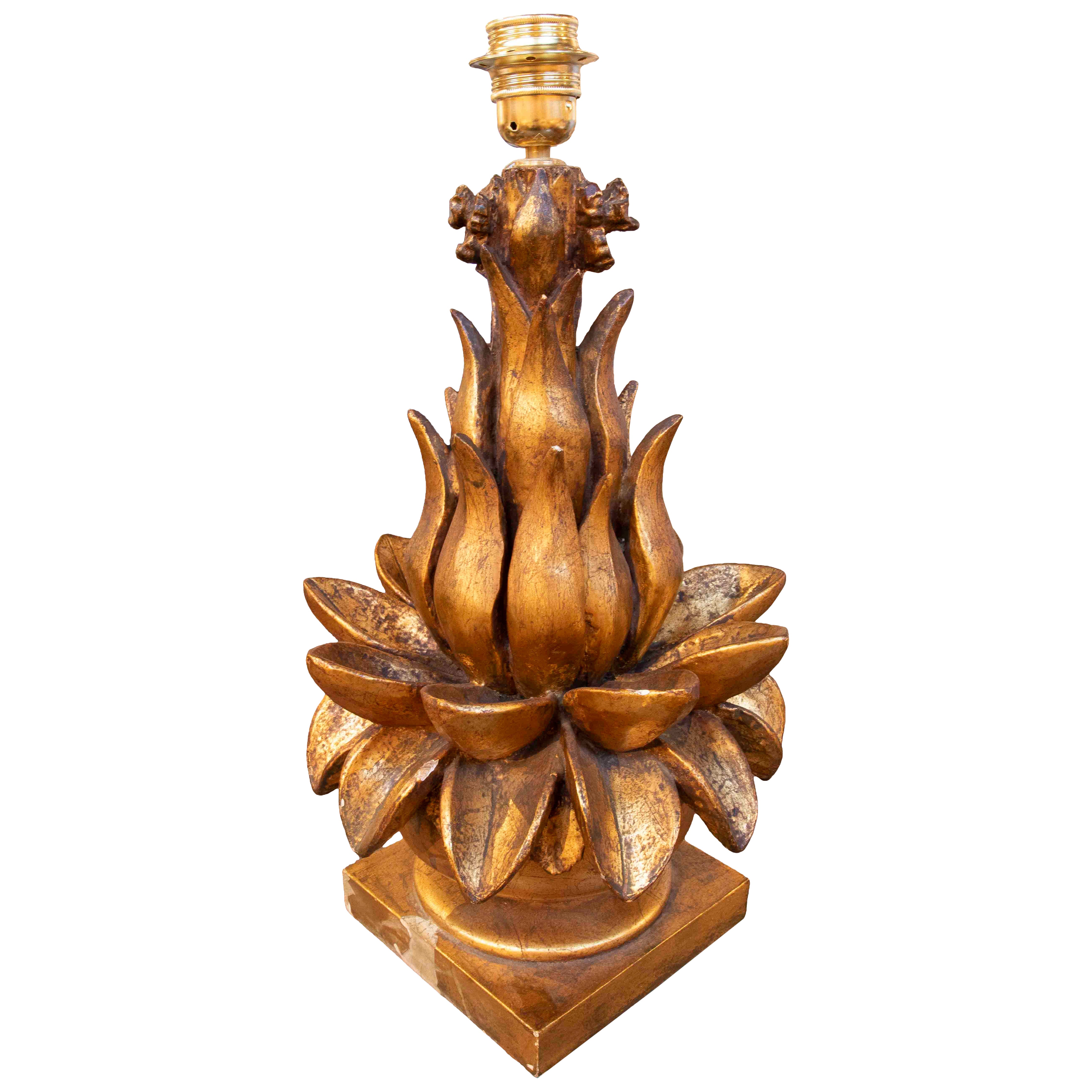 Lampe sculpturale en forme de fleur en bois doré des années 1970 en vente
