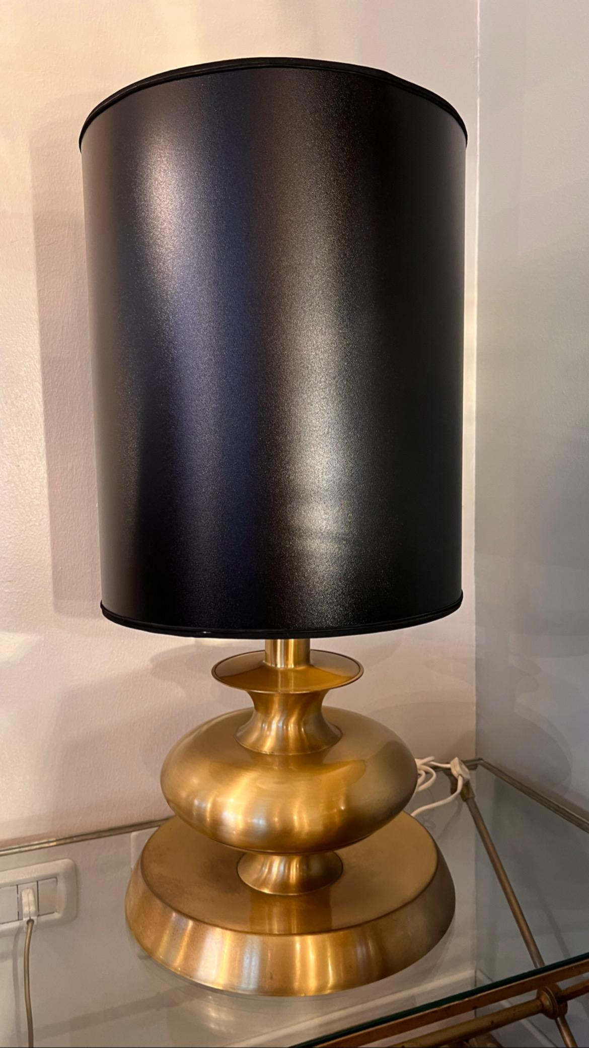 Gilded brass table lamp with black cylindrical lampshade from the 70s.

Measurements: base 17 x 17 cm, height with lampshade 85 cm.