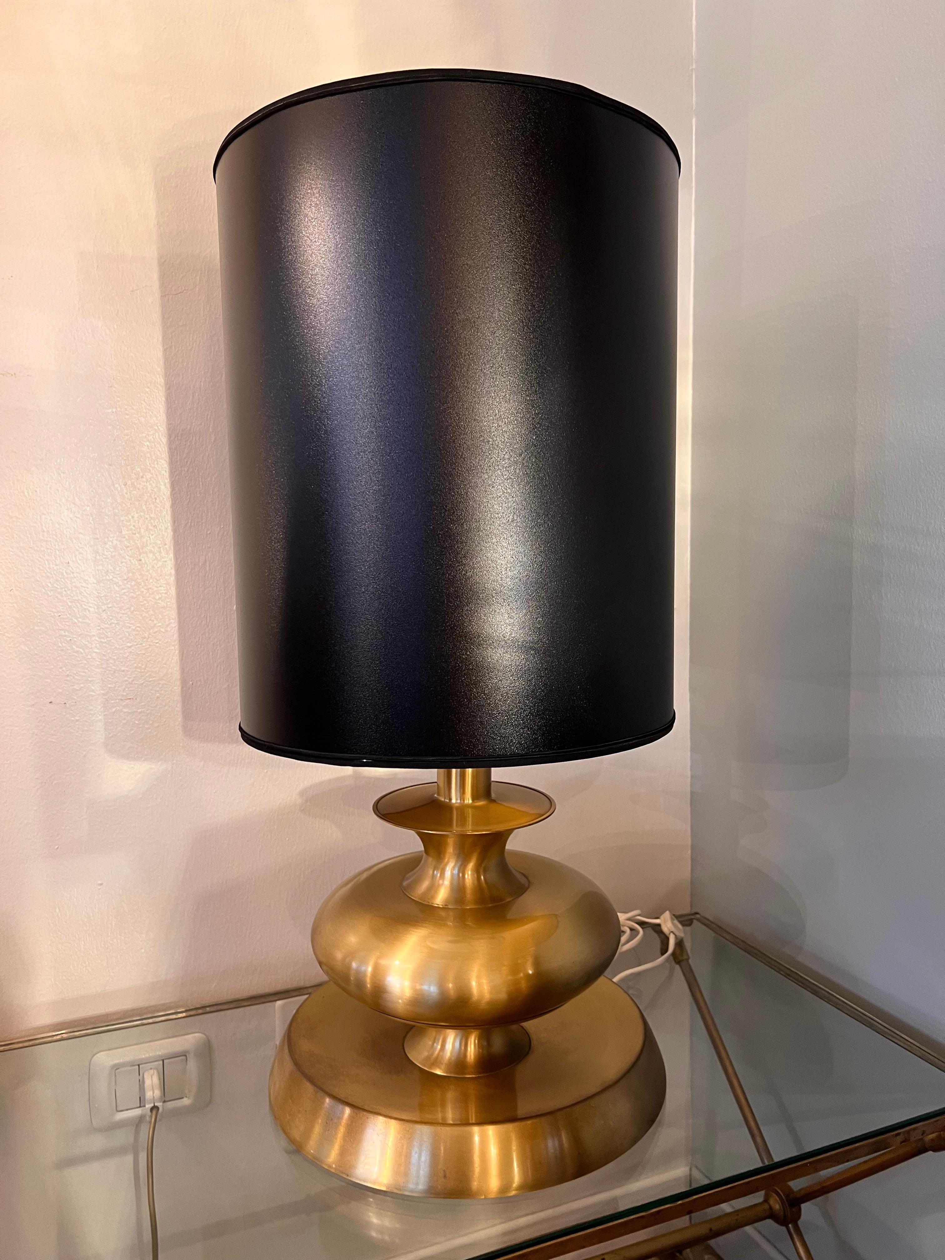 1970s Gilt Brass Black Cylindrical Lampshade Table Lamp For Sale 2