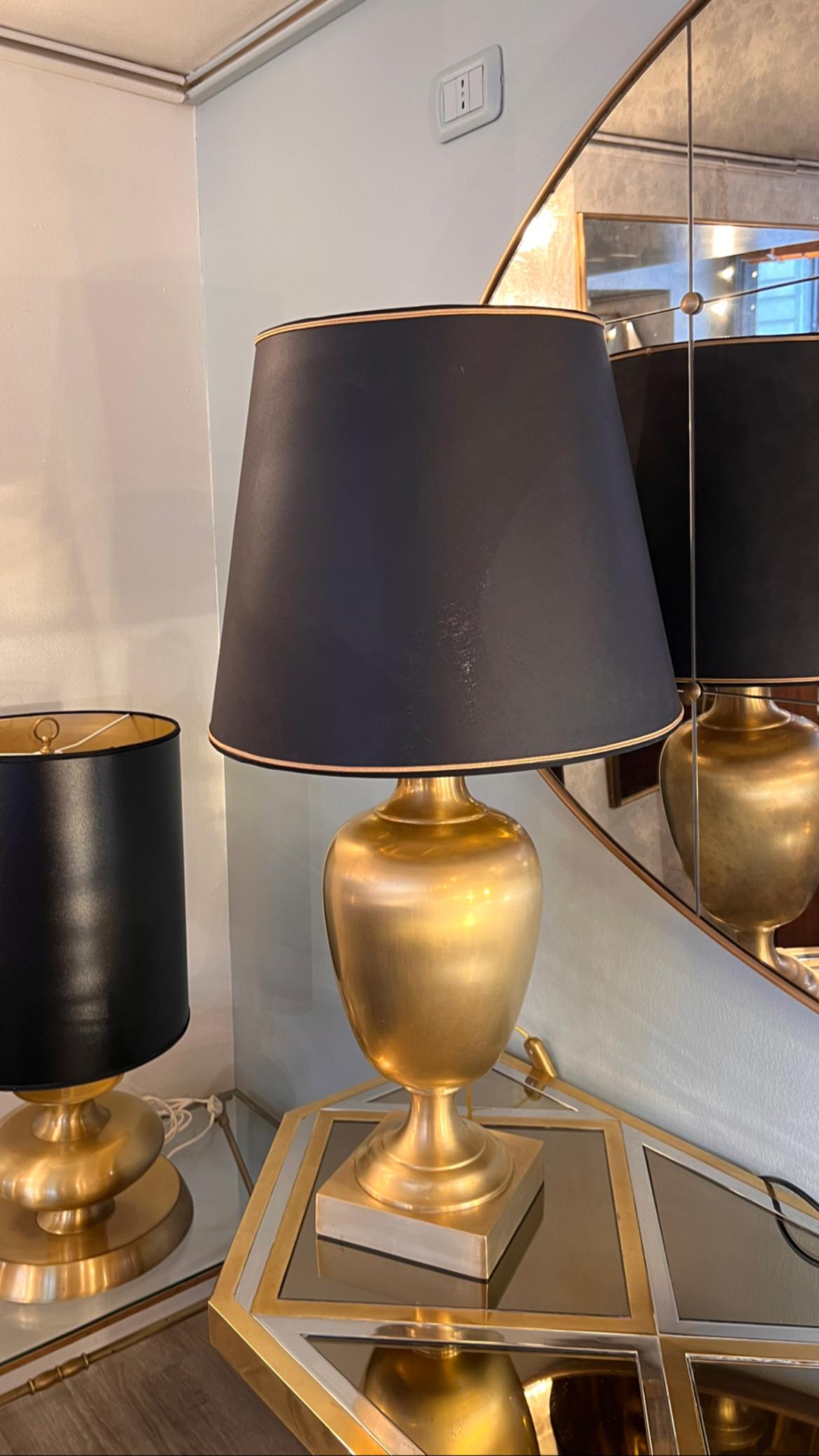 Gilt brass table lamp with black shade, 1970s

Diameter 35 cm, height with lampshade 74 cm.
