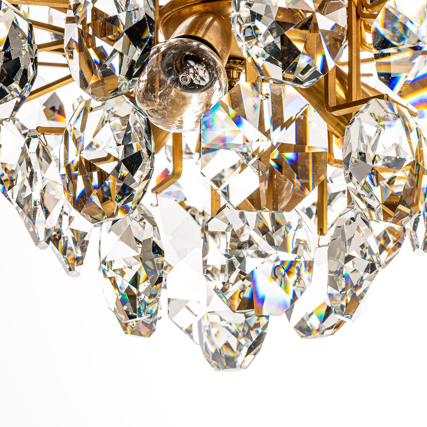 Flamboyant chandelier with beatiful faceted crystals held by gilt brass brass frame. Five E14 lightbulbs.
Please note that we have more chandeliers and scones in similar style and in different shapes and sizes.