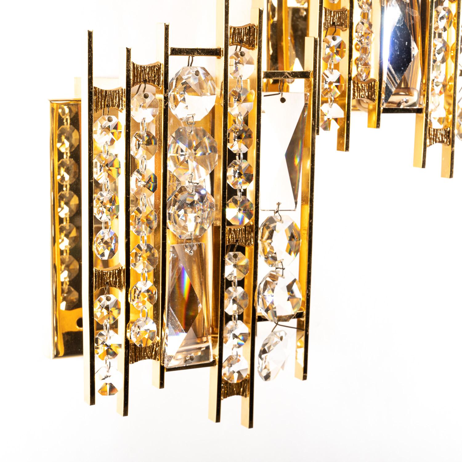 Esta pieza viene en tres partes, lo que significa que las secciones se pueden separar y trabajar en tu espacio individualmente. Es un diseño muy intrincado de latón dorado fabricado con el alto nivel que cabe esperar de una iluminación de lujo. Si