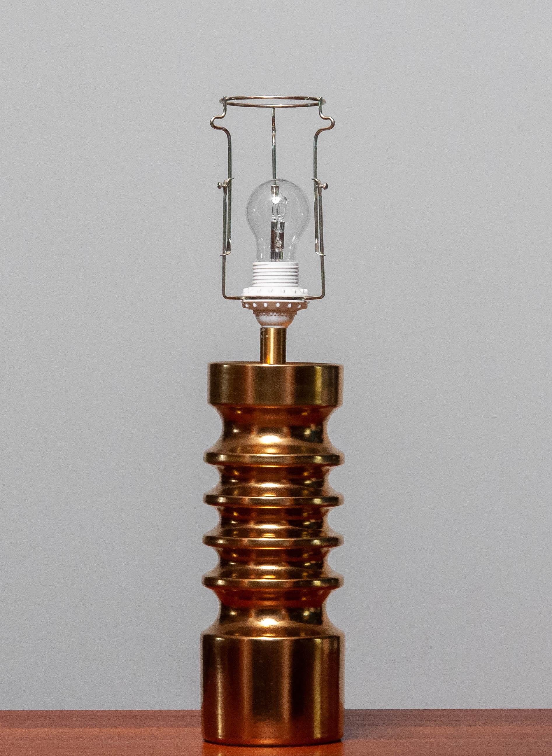 1970er Jahre Vergoldete Keramik-Tischlampe im brutalistischen Stil von Dümler und Breiden Deutschland (Ende des 20. Jahrhunderts) im Angebot