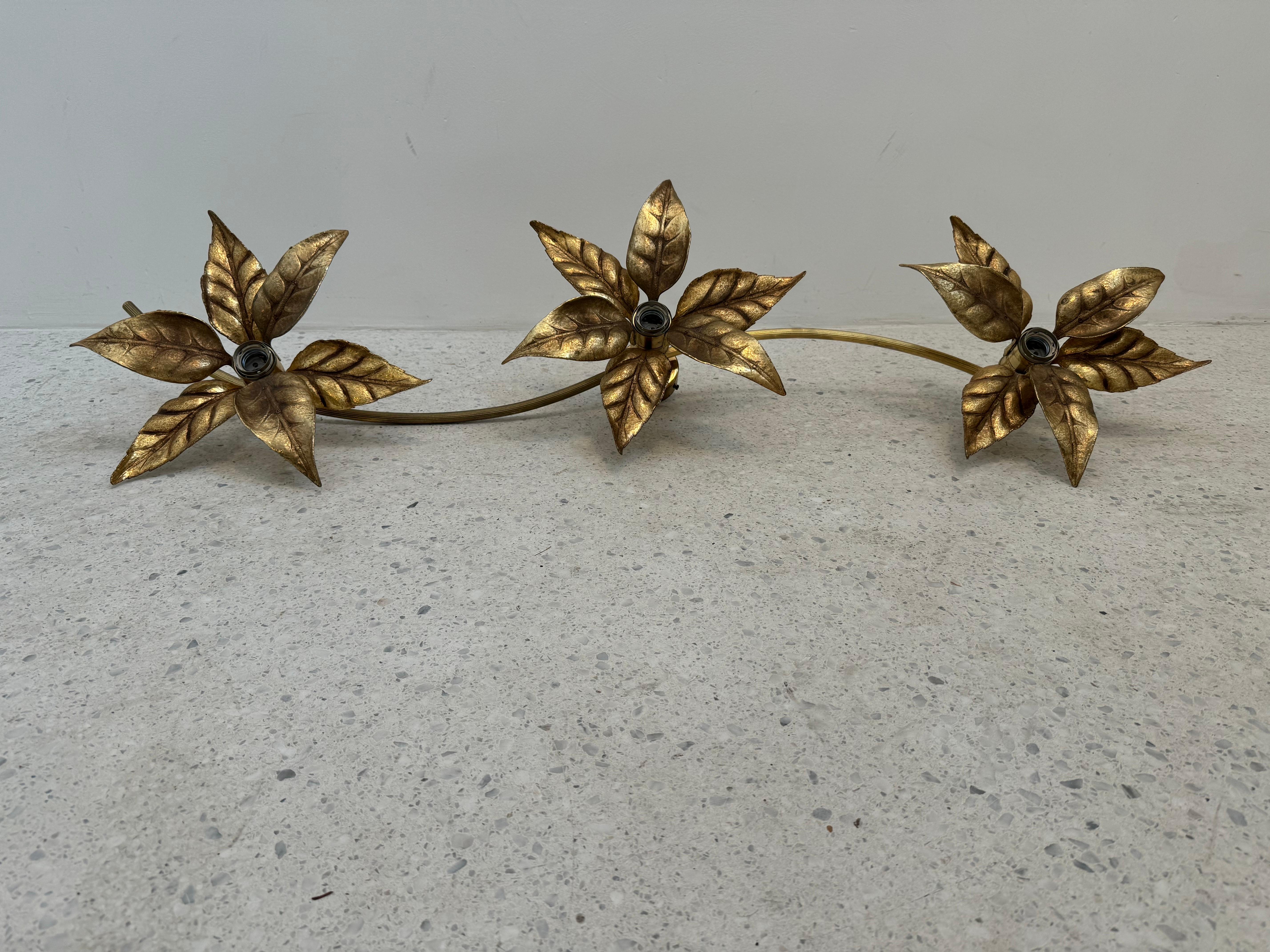 Hollywood Regency Applique florale dorée des années 1970 par Willy Daro, Belgique en vente