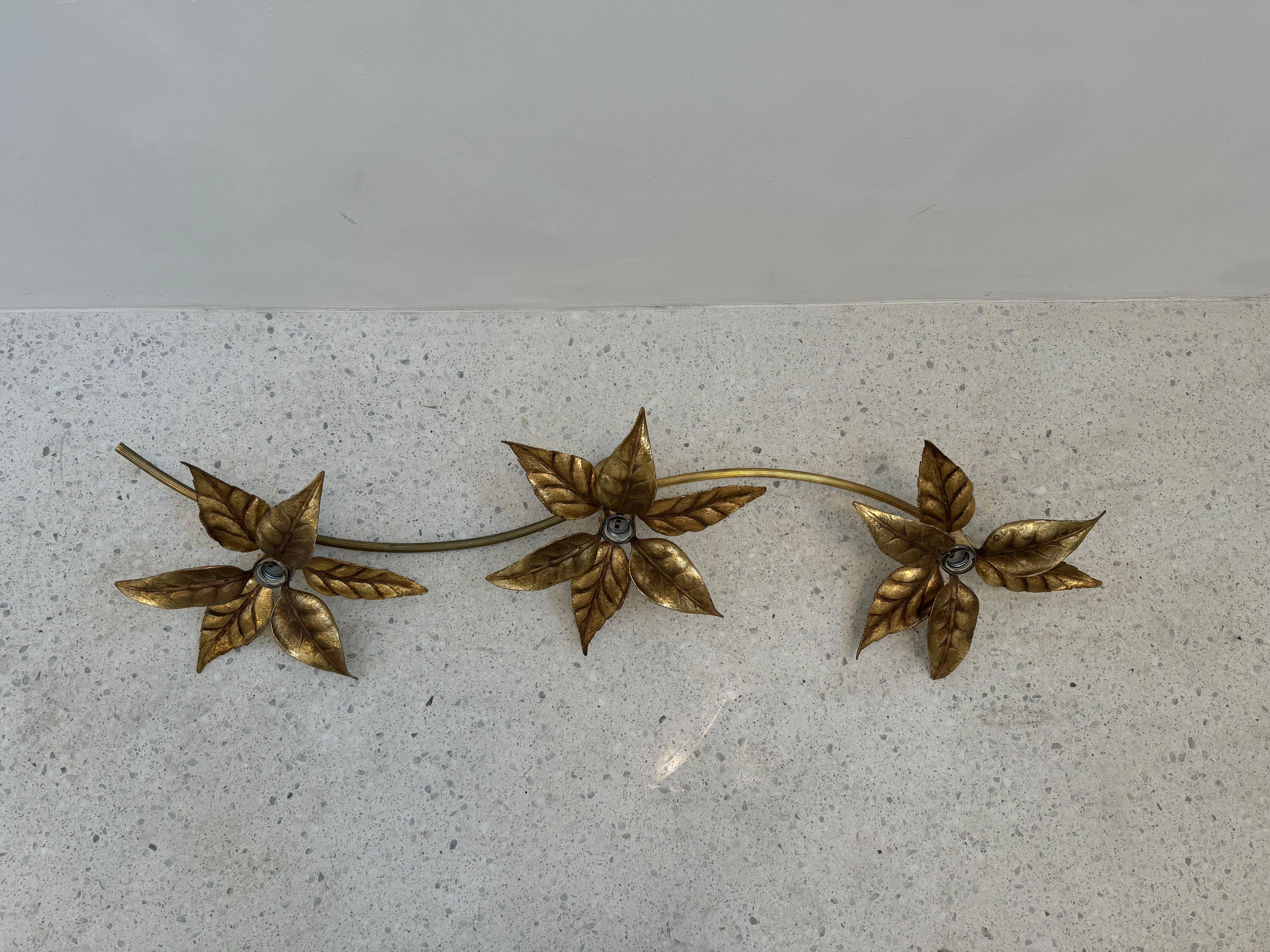 Belge Applique florale dorée des années 1970 par Willy Daro, Belgique en vente