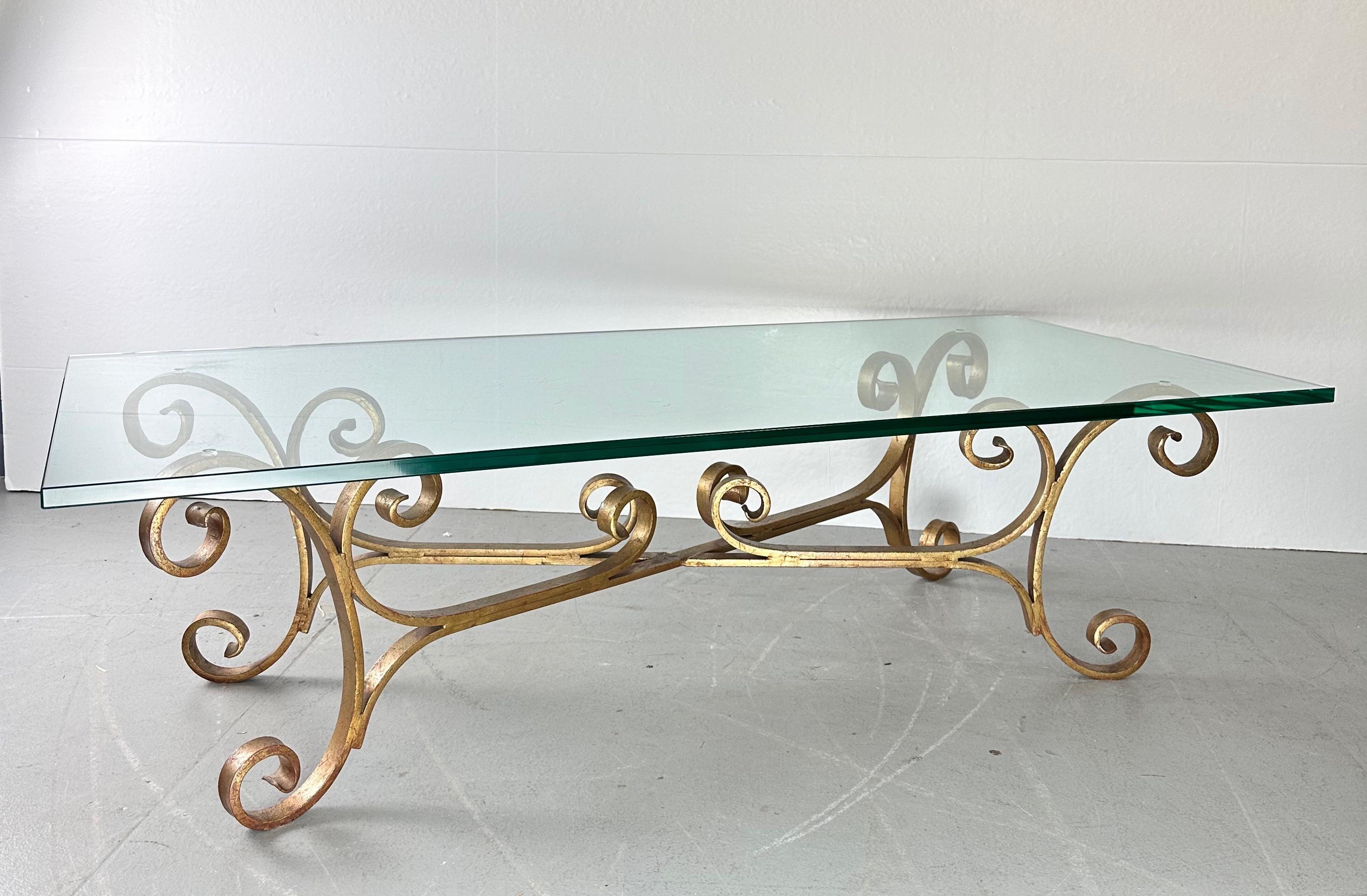 Jolie base de table curviligne en fer avec dorure et un peu de peinture rouge chinoise apparaissant à travers, donne à cette table une vraie touche d'élégance. La base lourde contient une belle pièce de verre de 1